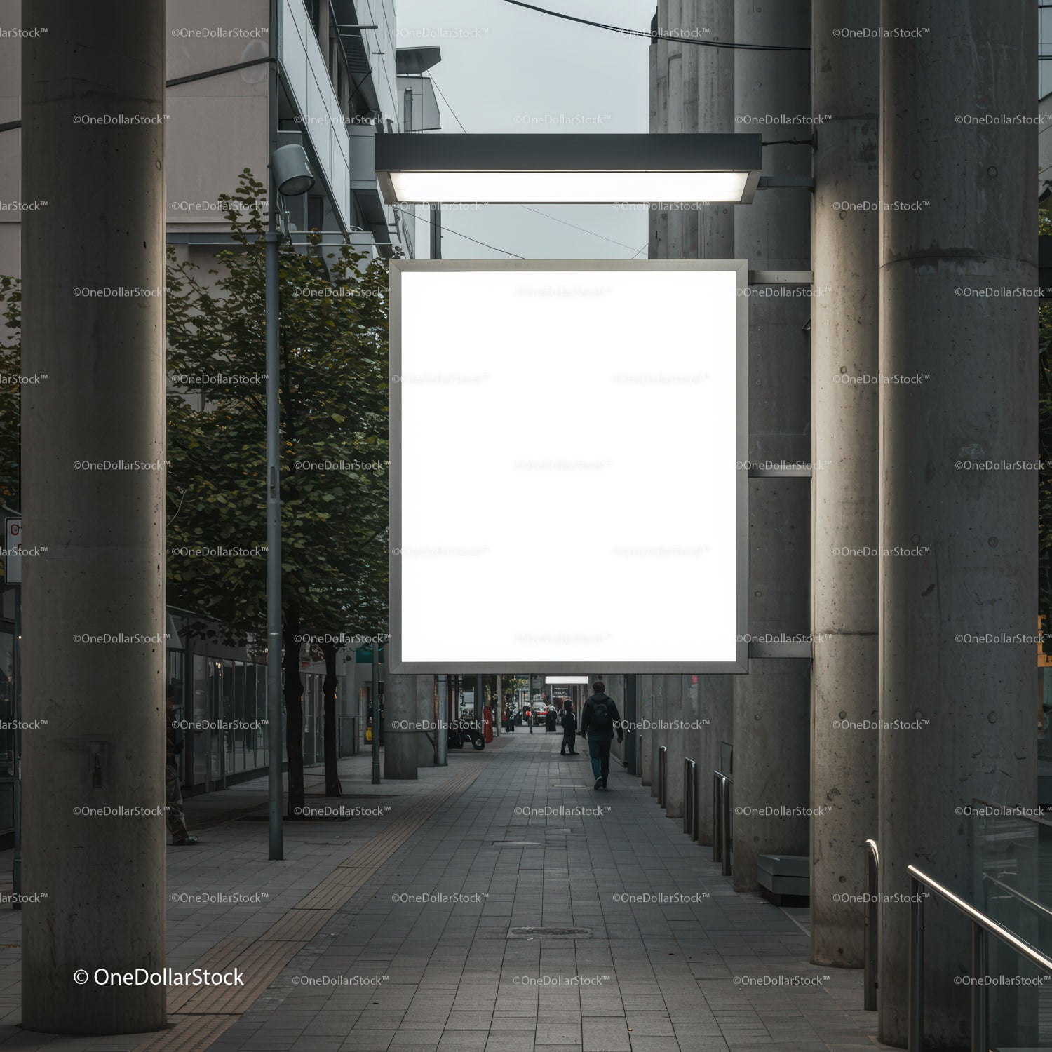 Miejski chodnik uliczny z oświetlonym pustym billboardem