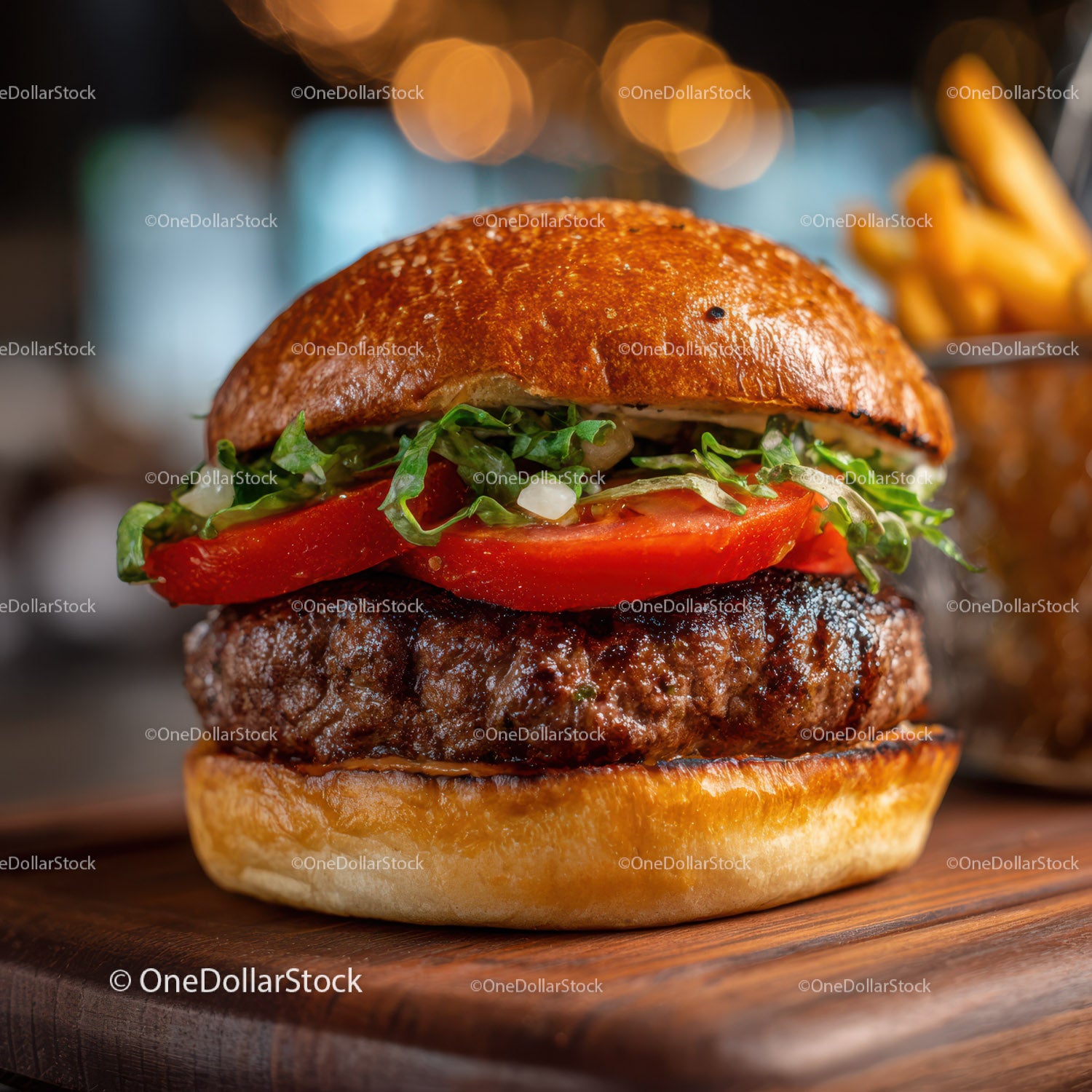 Soczysty burger wołowy ze świeżymi warzywami w tostowanej bułce