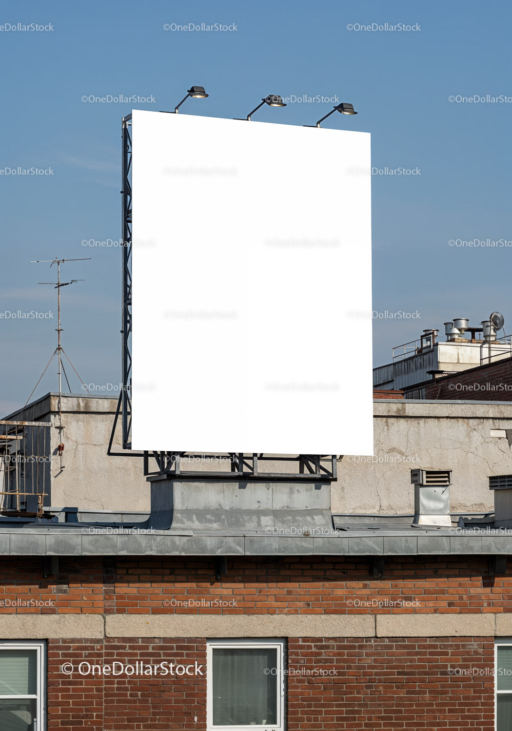 Pusty billboard na dachu na tle czystego, błękitnego nieba