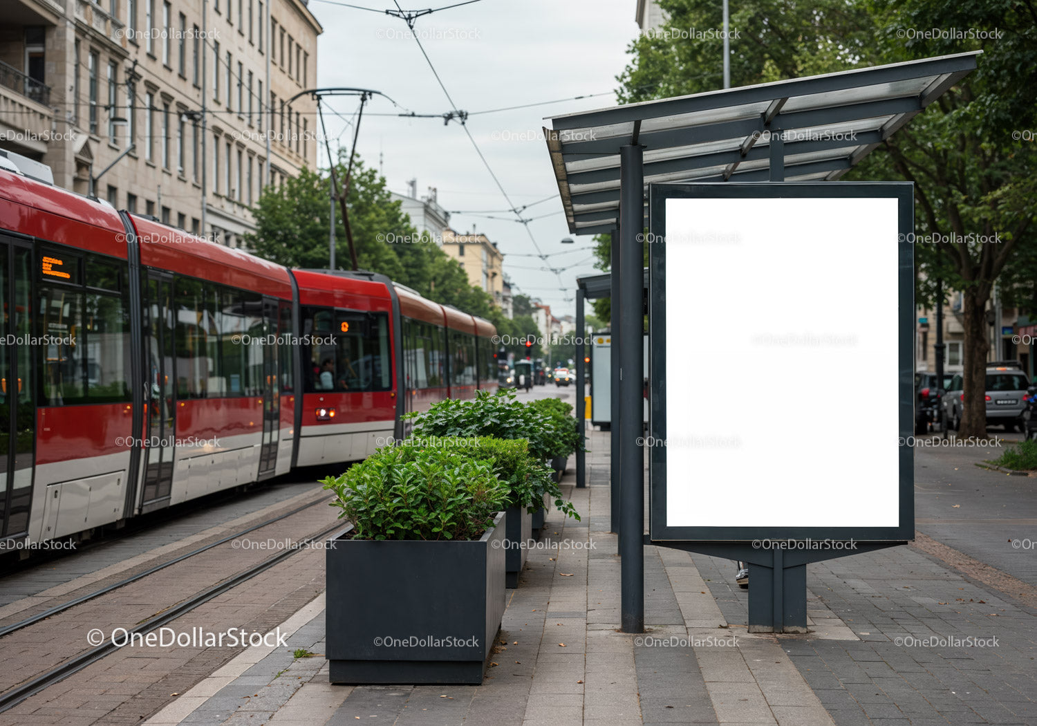 Nowoczesny przystanek tramwajowy z pustym billboardem reklamowym