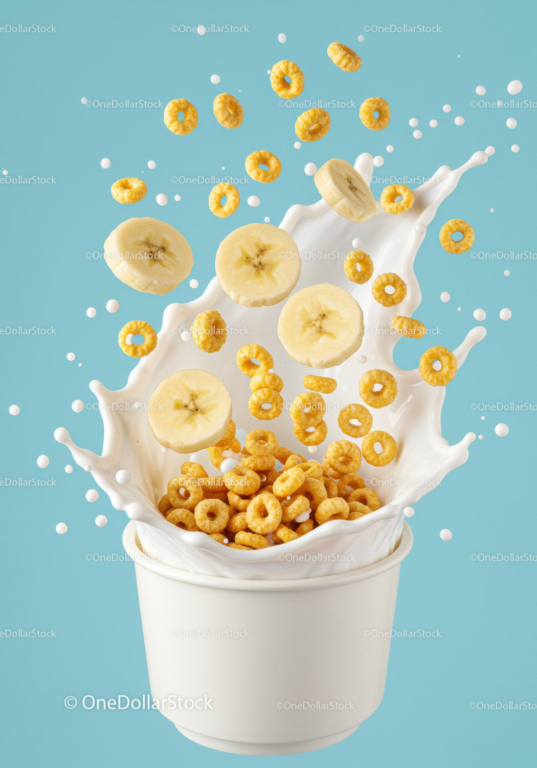 Świeże plasterki banana i płatki śniadaniowe w kubku z mlekiem