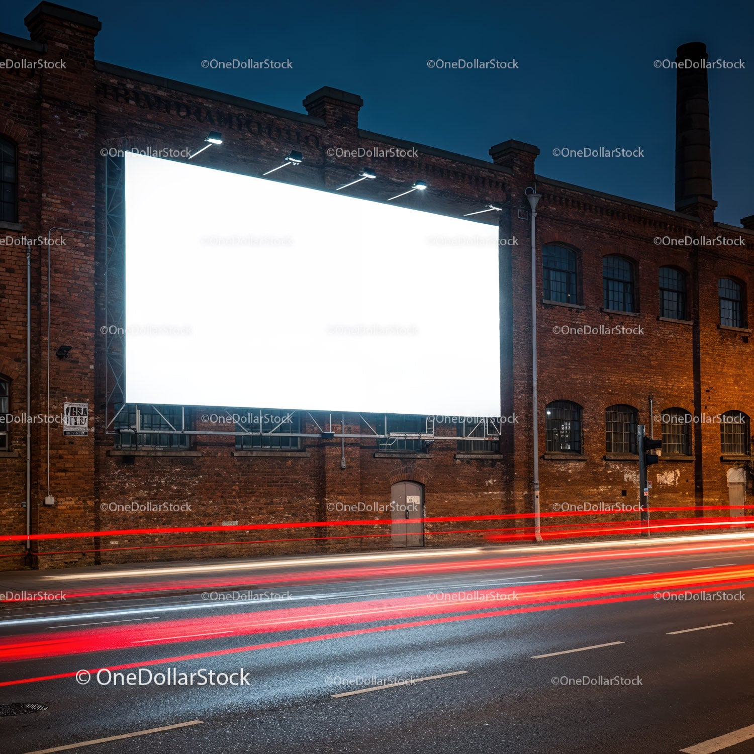 Podświetlony pusty billboard na ceglanym budynku w nocy