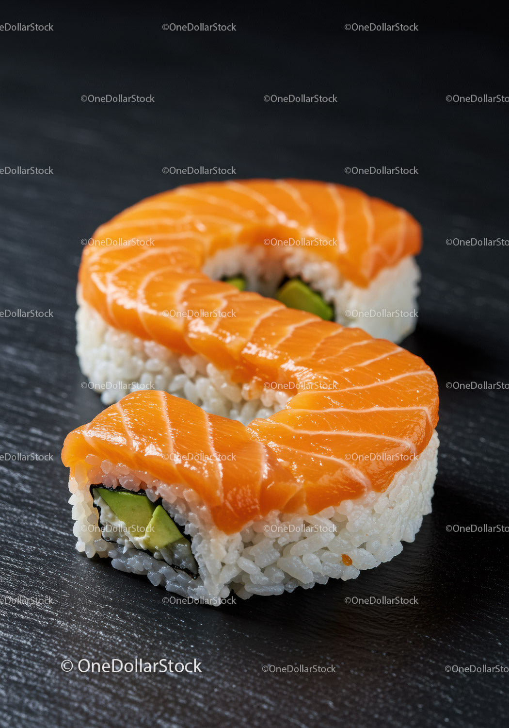 Rolki sushi z łososiem w kształcie litery S na czarnym tle
