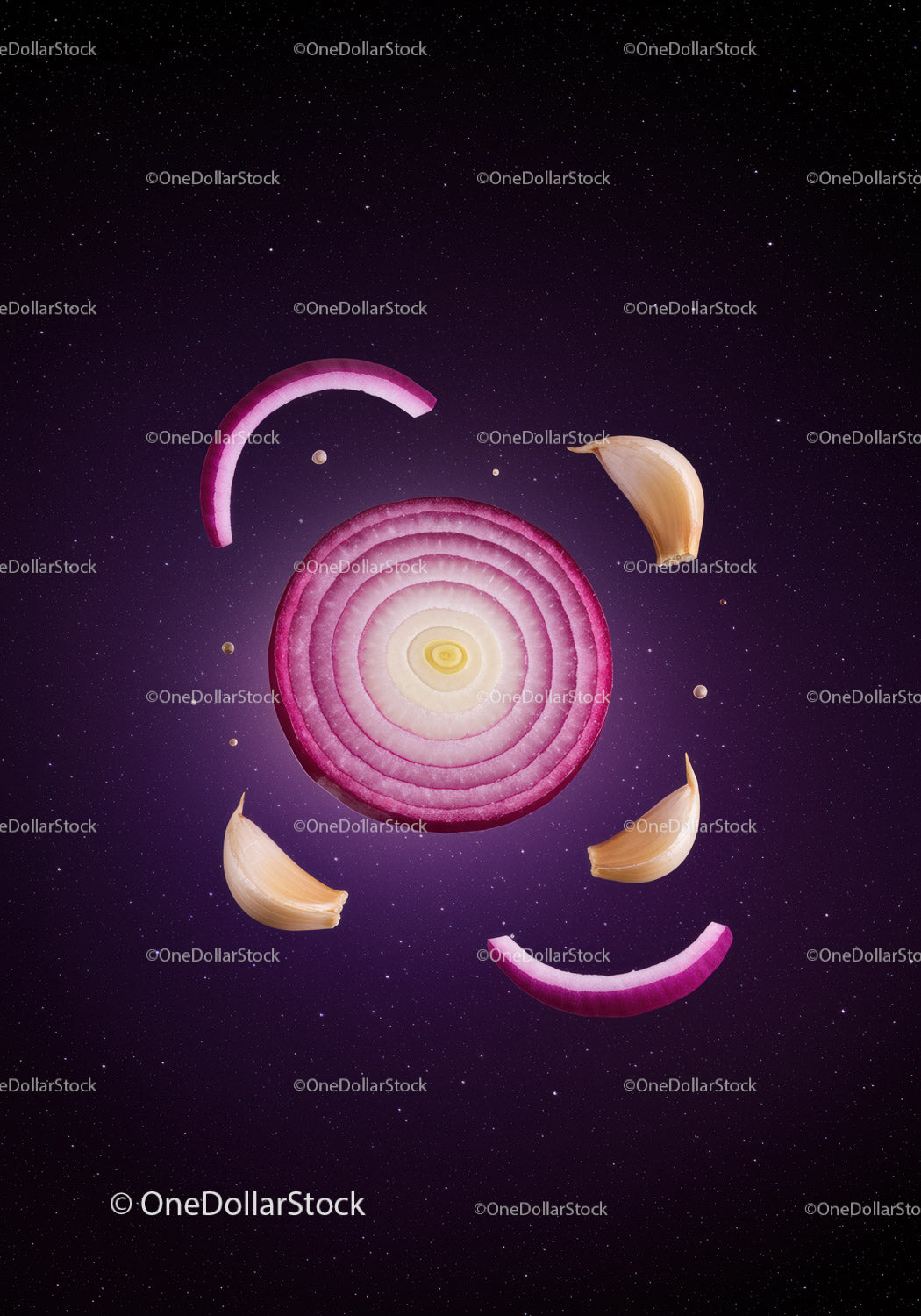 Red onion rings with garlic cloves on purple background