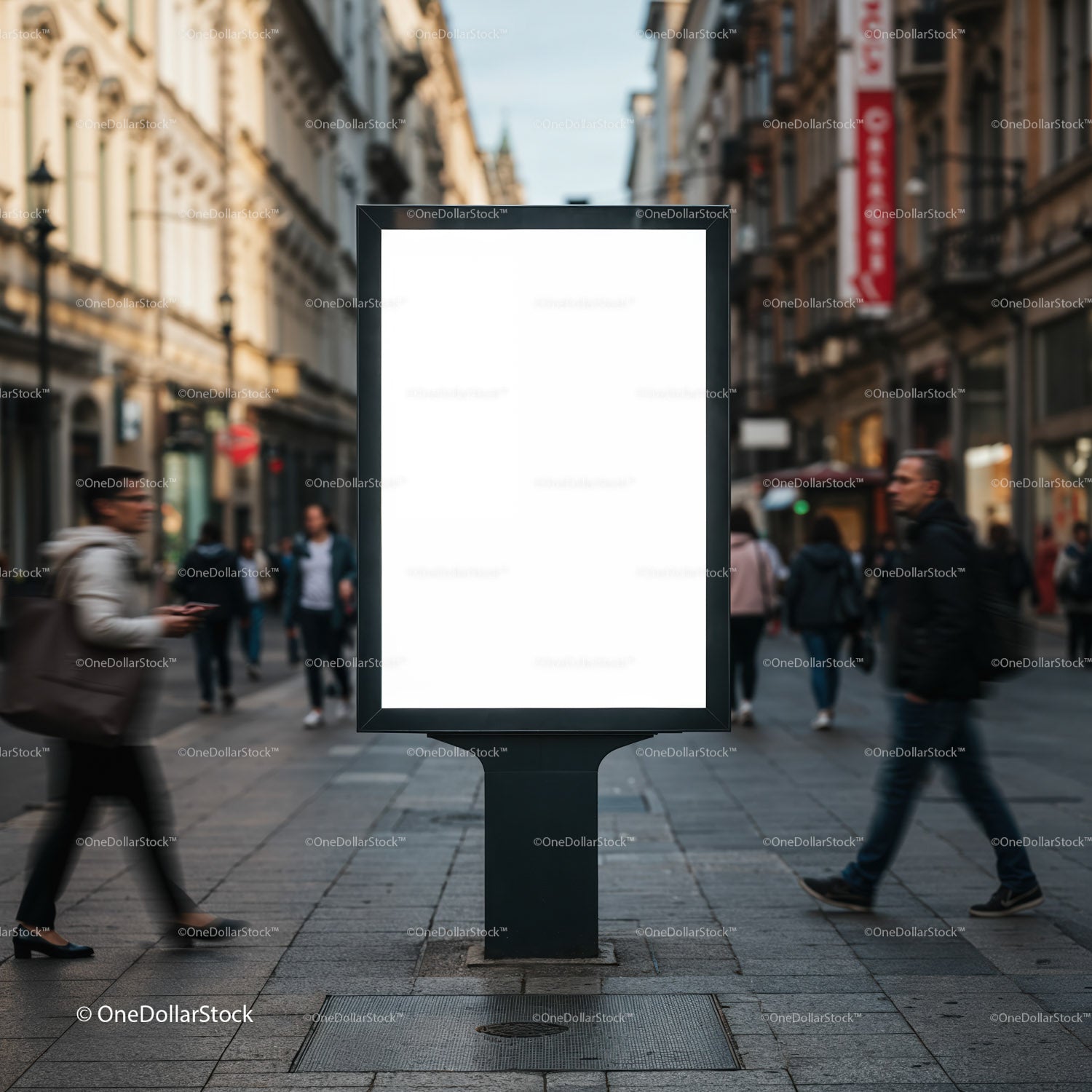 Pusta tablica reklamowa na ruchliwej ulicy miejskiej
