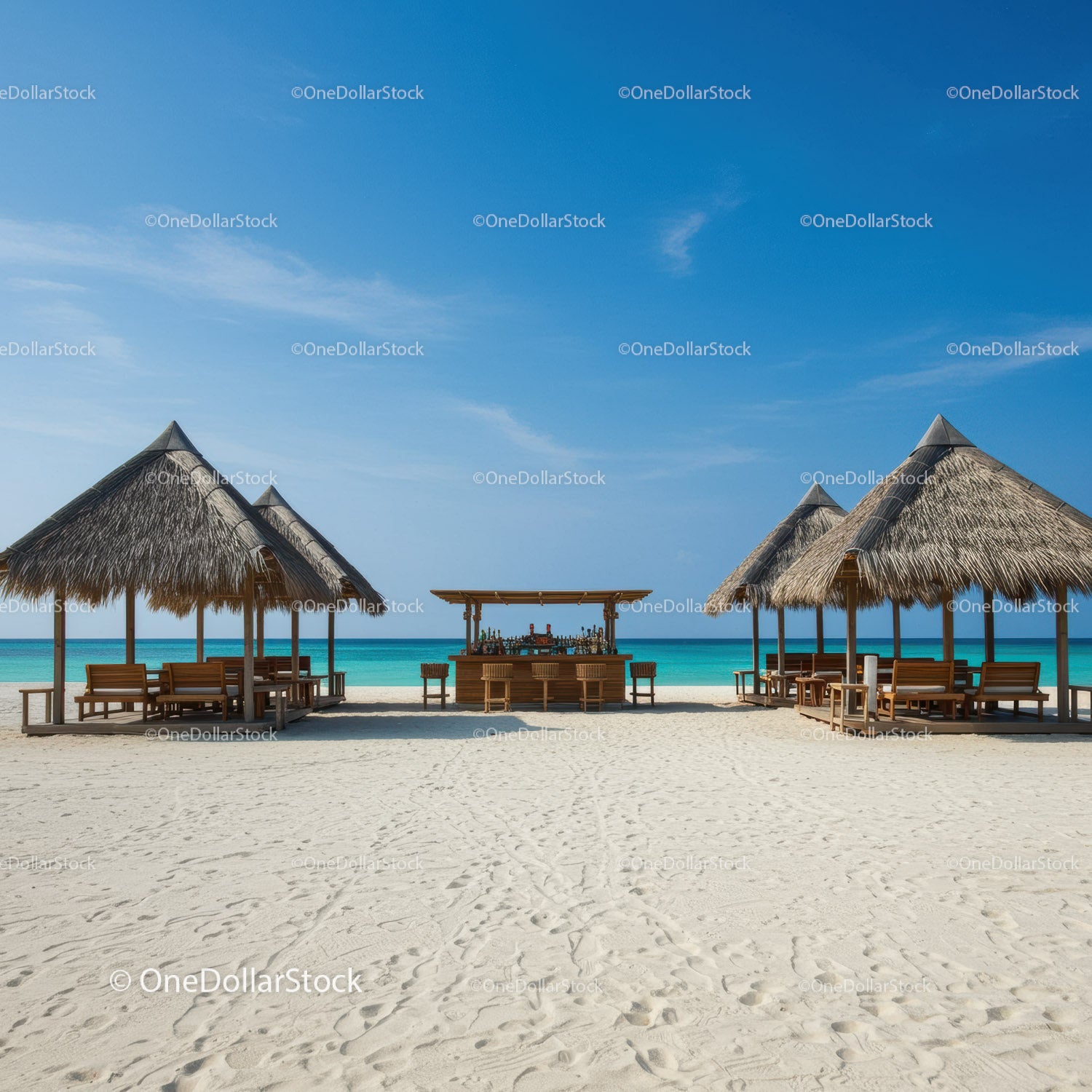 Tropikalna plaża ze słomianymi parasolami i drewnianym barem