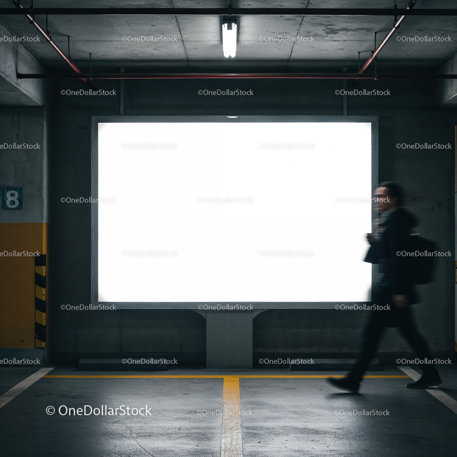 Rozmazany pieszy przechodzący obok pustego, oświetlonego billboardu