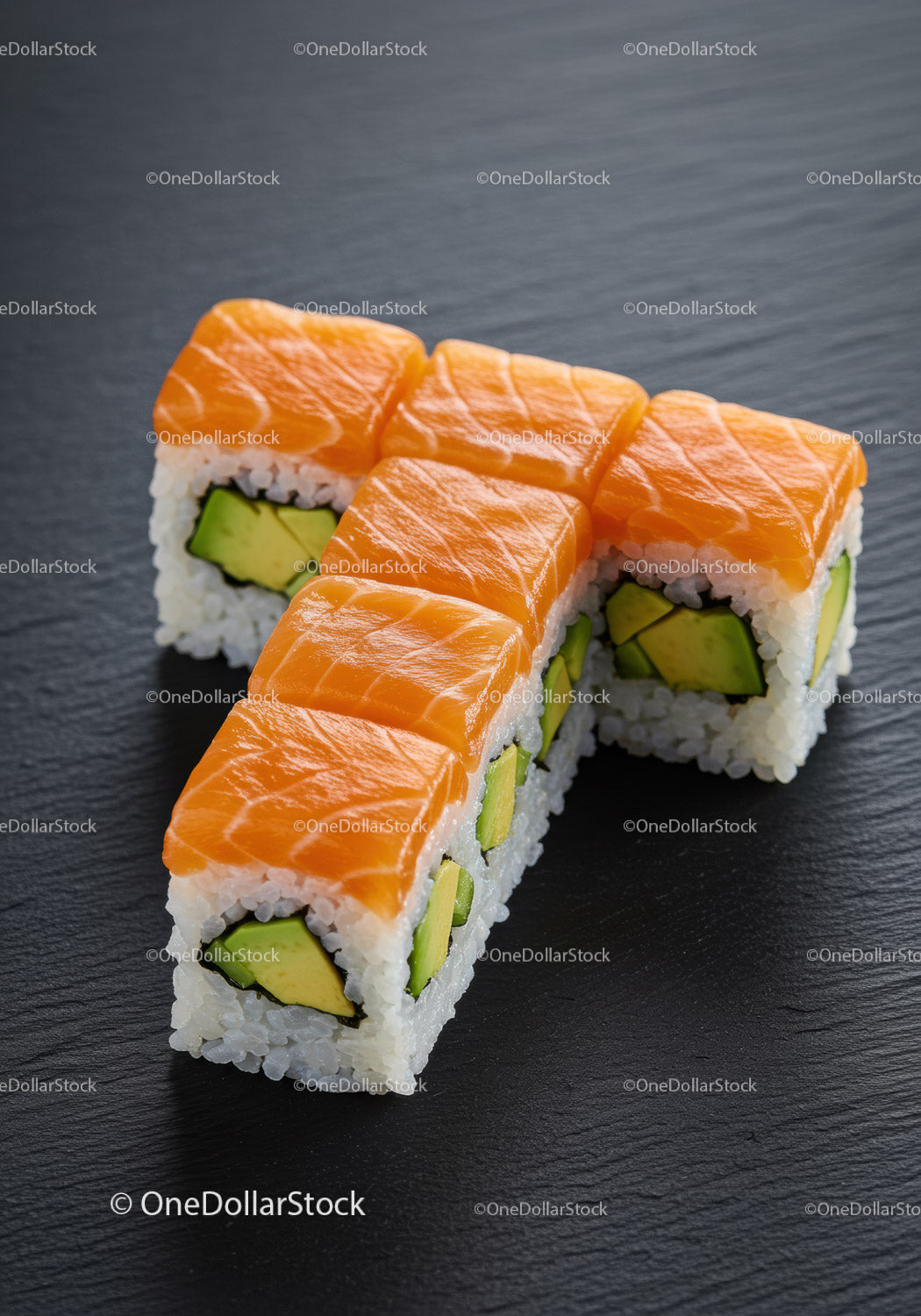 Świeże rolki sushi z łososiem i awokado na czarnym łupku