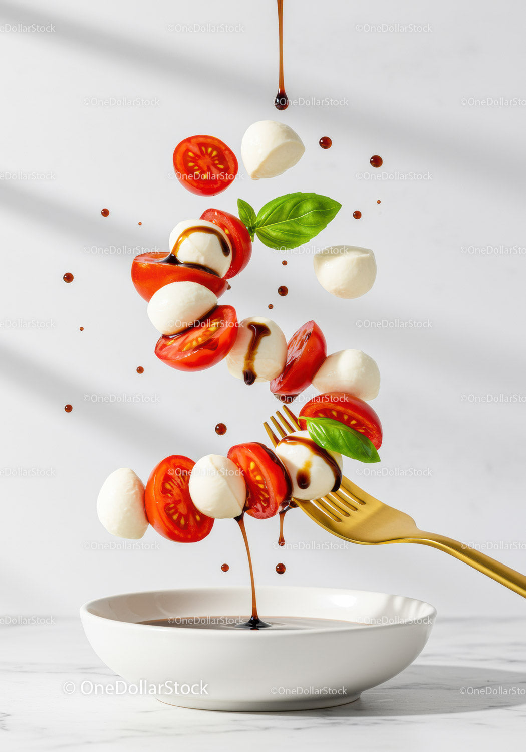 Świeże szaszłyki z sałatki Caprese polane glazurą balsamiczną