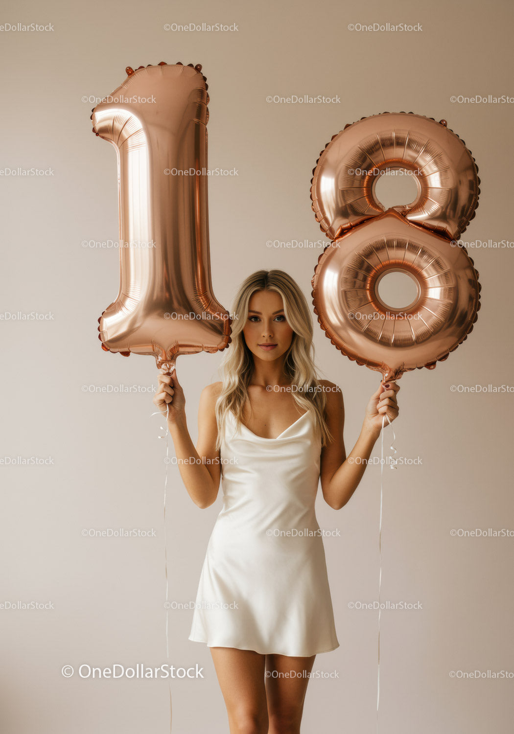 Blondynka świętująca 18. urodziny z różowo-złotymi balonami
