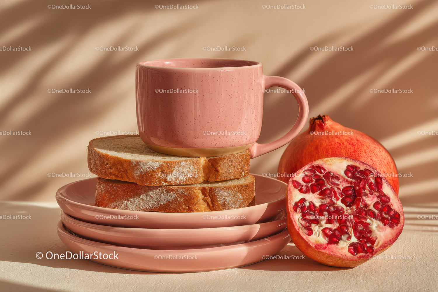 Różowy ceramiczny kubek z tostem i granatem na przytulnej tacy śniadaniowej