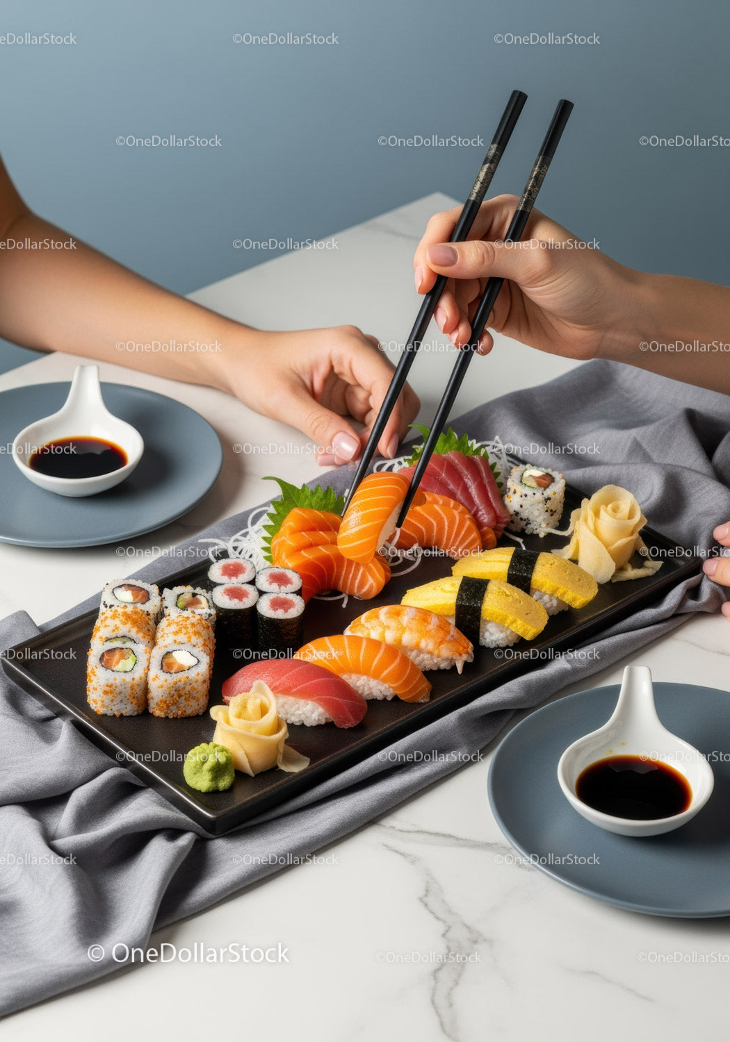 Kolorowy talerz sushi z różnymi rolkami i sashimi do menu restauracji