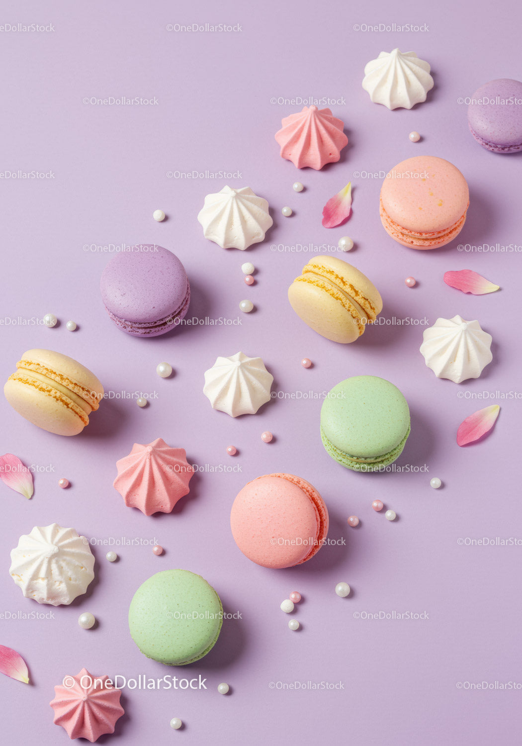 Kolorowe makaroniki i bezowe pocałunki na pastelowym tle