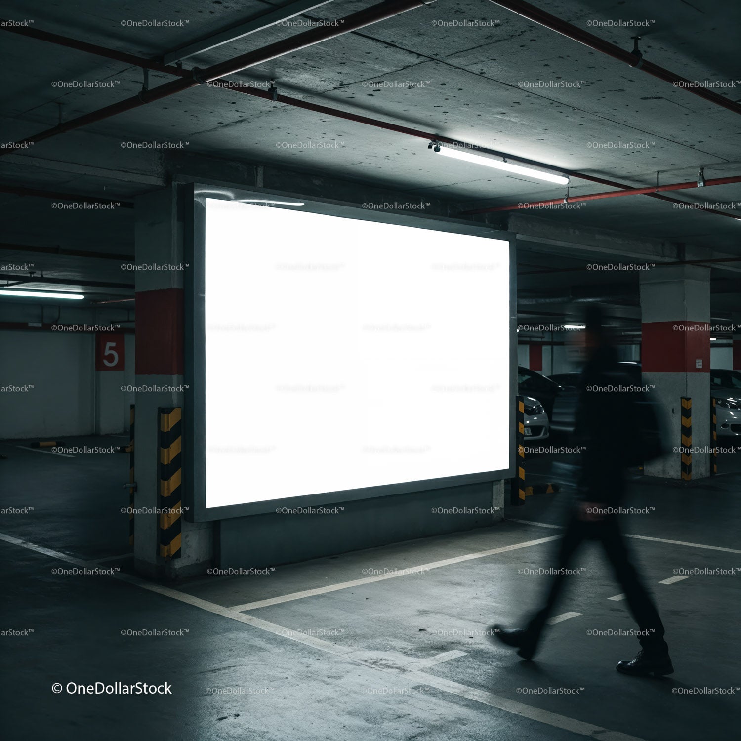 Rozmazany pieszy przechodzący obok oświetlonego billboardu w pomieszczeniu