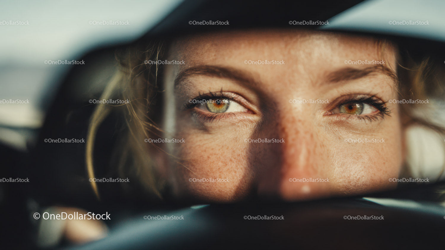 Portret kobiety z zielonymi oczami i piegami na świeżym powietrzu.
