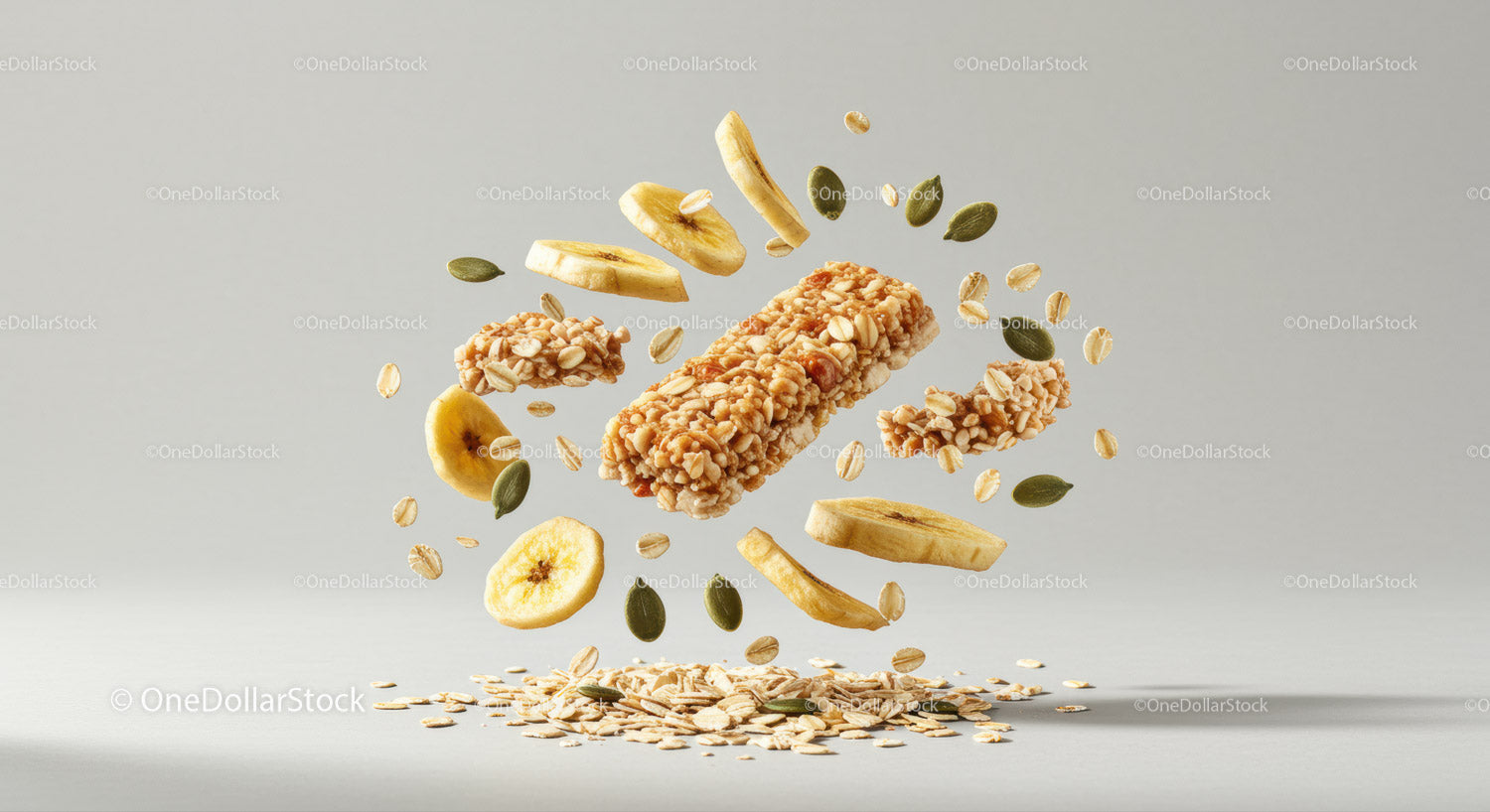 Pływający batonik granola z płatkami owsianymi i plasterkami banana