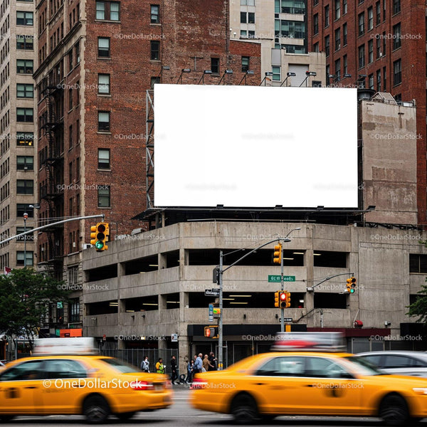Zatłoczone miejskie skrzyżowanie z żółtymi taksówkami i pustym billboardem