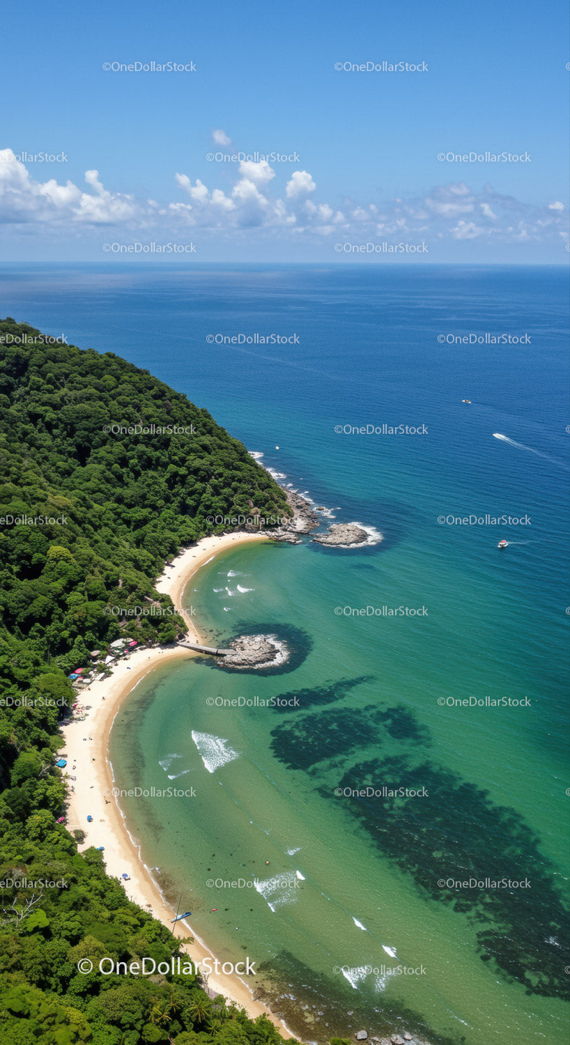 Malownicza tropikalna plaża z zielonymi wzgórzami i krystalicznie czystą wodą