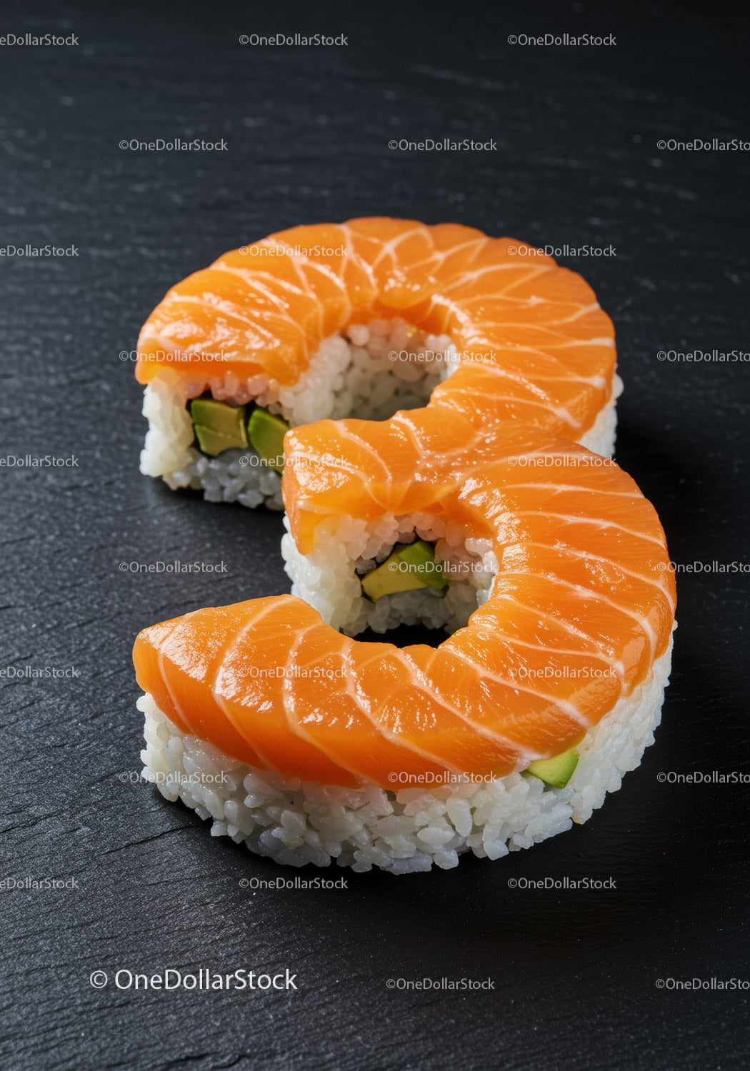 Rolki sushi z łososiem w kształcie cyfry osiem na łupku