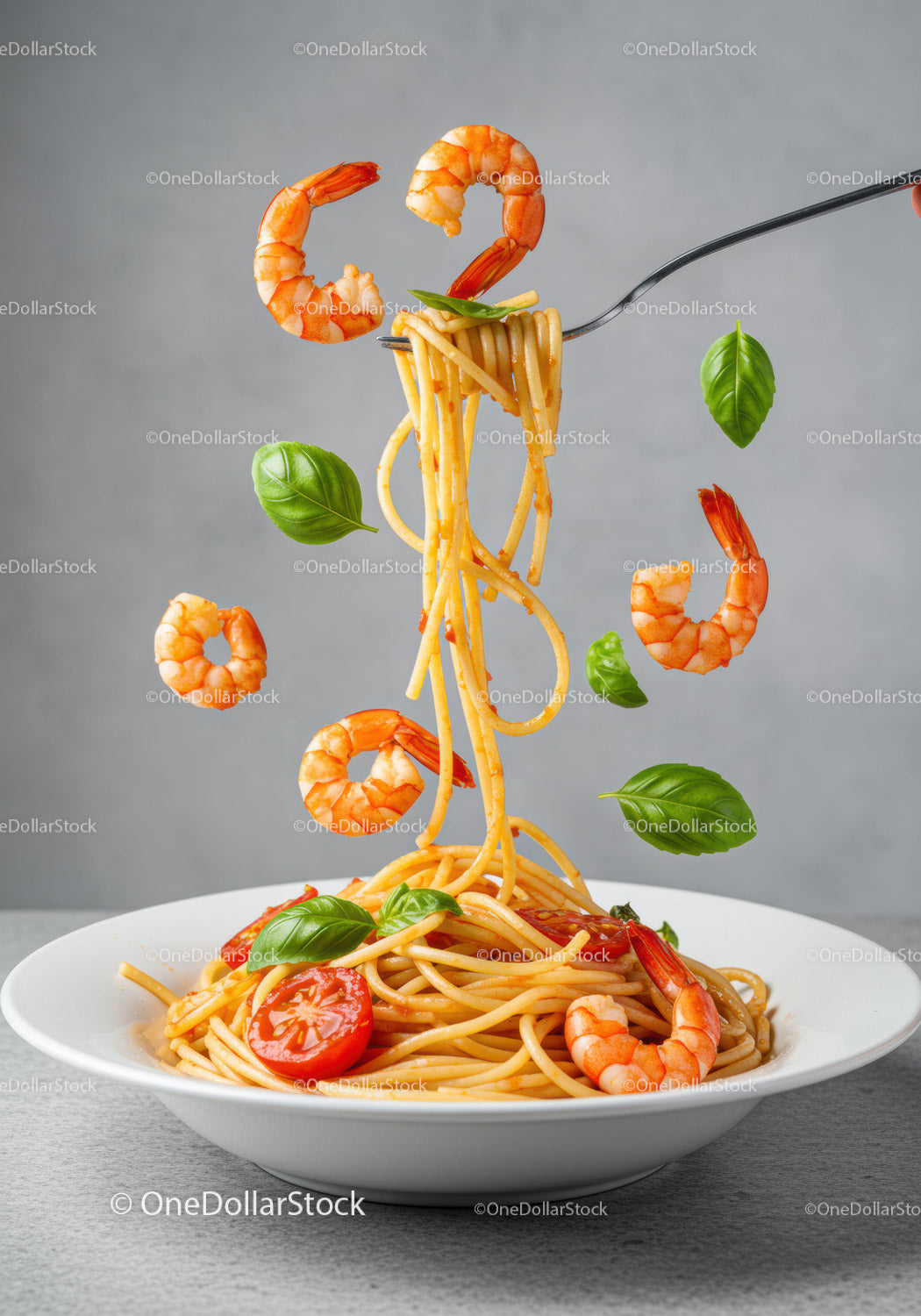 Spaghetti z krewetkami i świeżą bazylią na białym talerzu