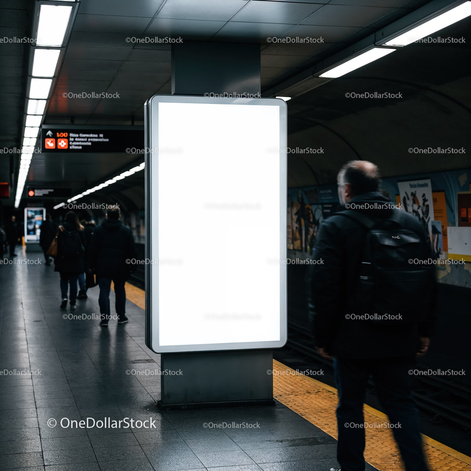 Pusty, oświetlony billboard na ruchliwej stacji metra