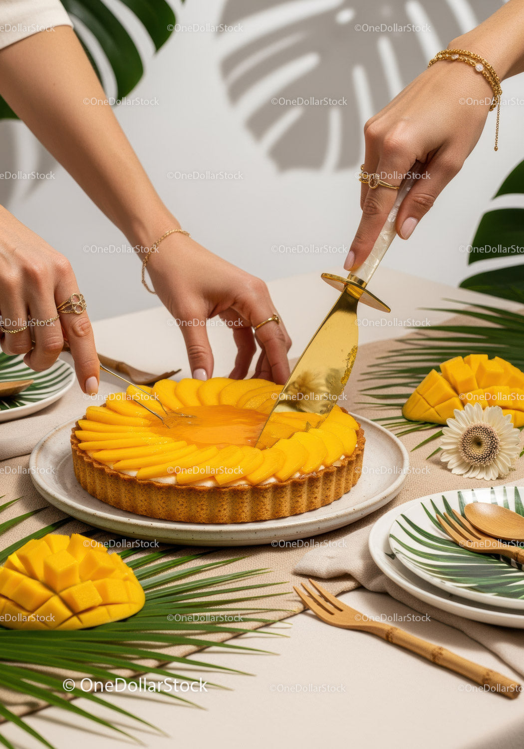 Świeża tarta z mango na eleganckim talerzu deserowym z tropikalnym wystrojem