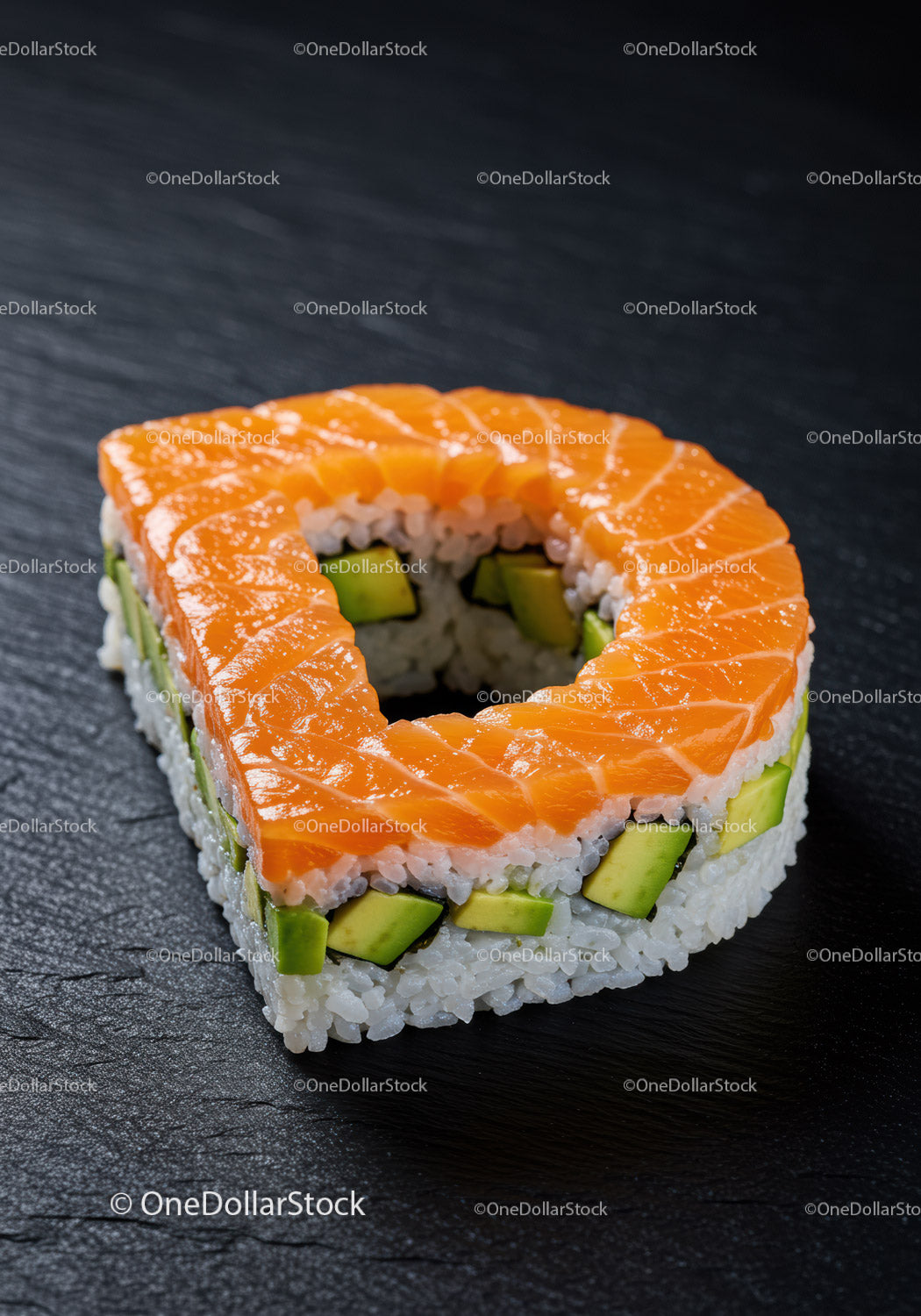 Trójkątna rolka sushi z łososiem i awokado na czarnym łupku