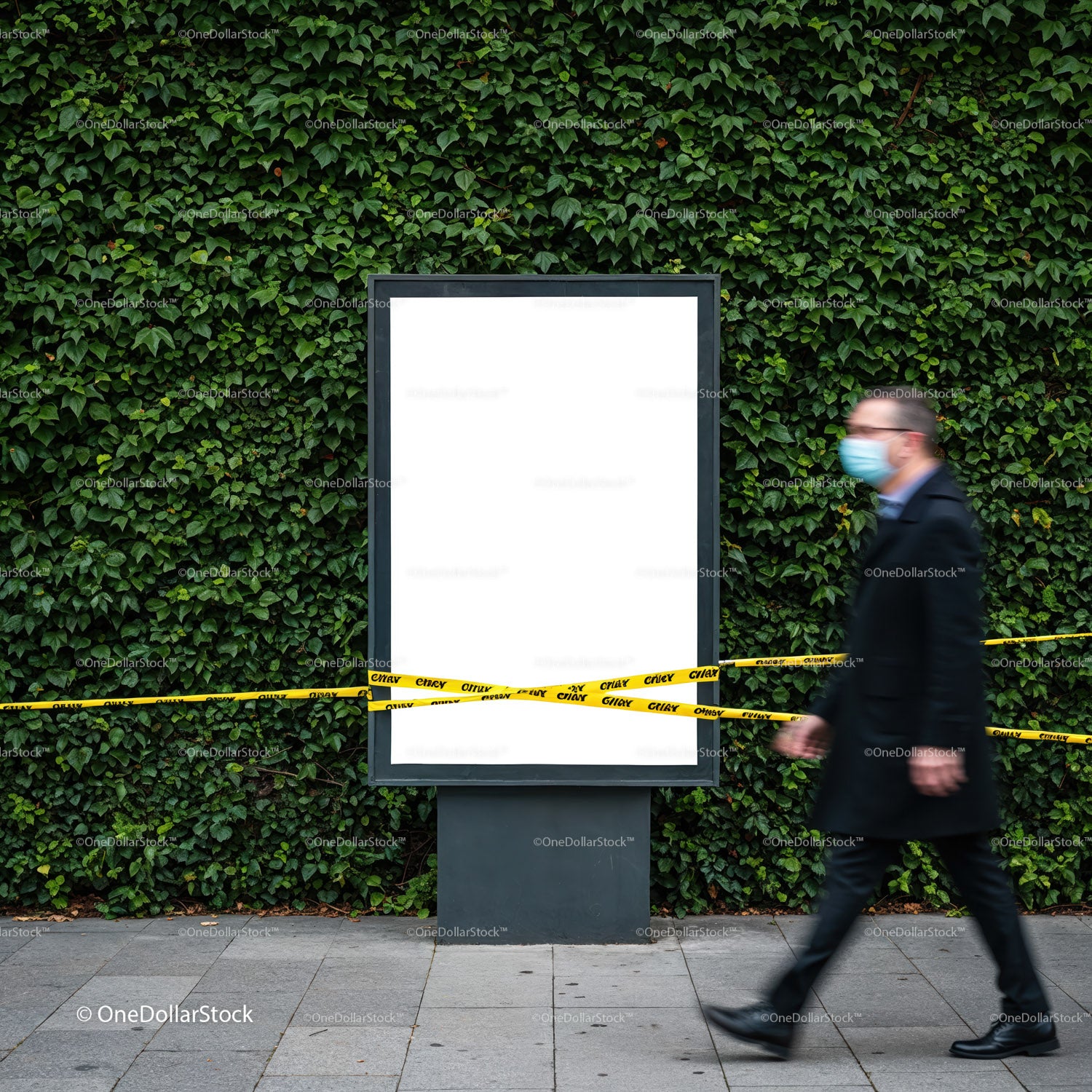 Mężczyzna w masce na twarzy przechodzi obok pustego billboardu na zewnątrz