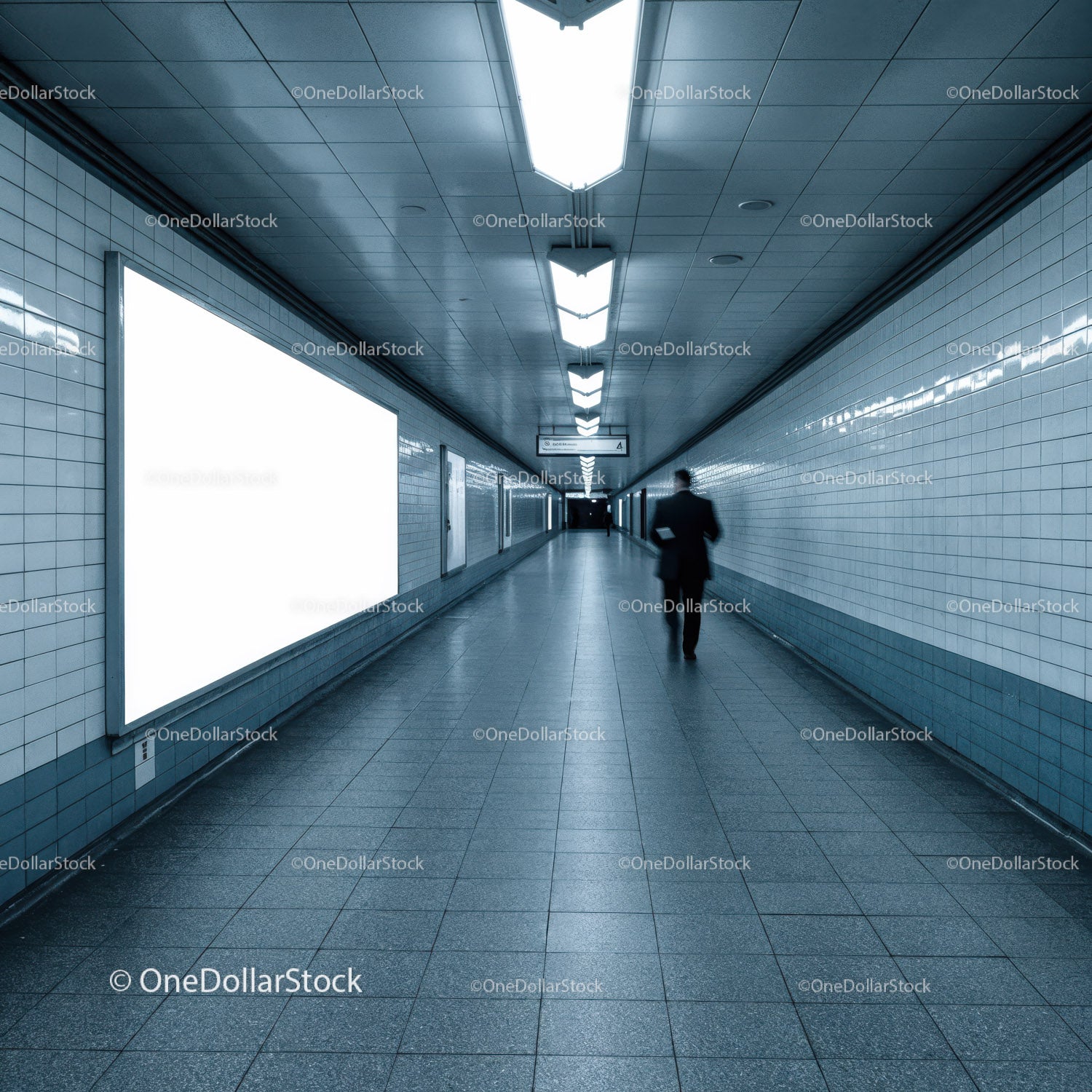 Nowoczesny tunel metra z oświetleniem fluorescencyjnym i kafelkowymi ścianami