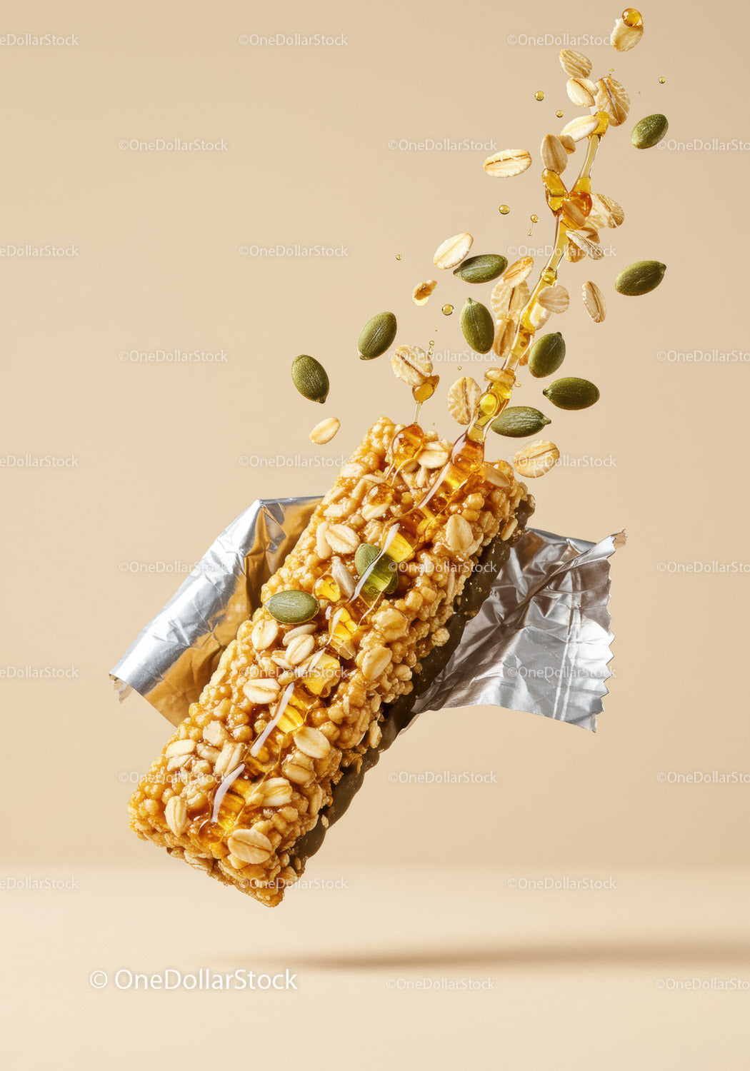 Batonik granola z miodową polewą i nasionami w folii aluminiowej