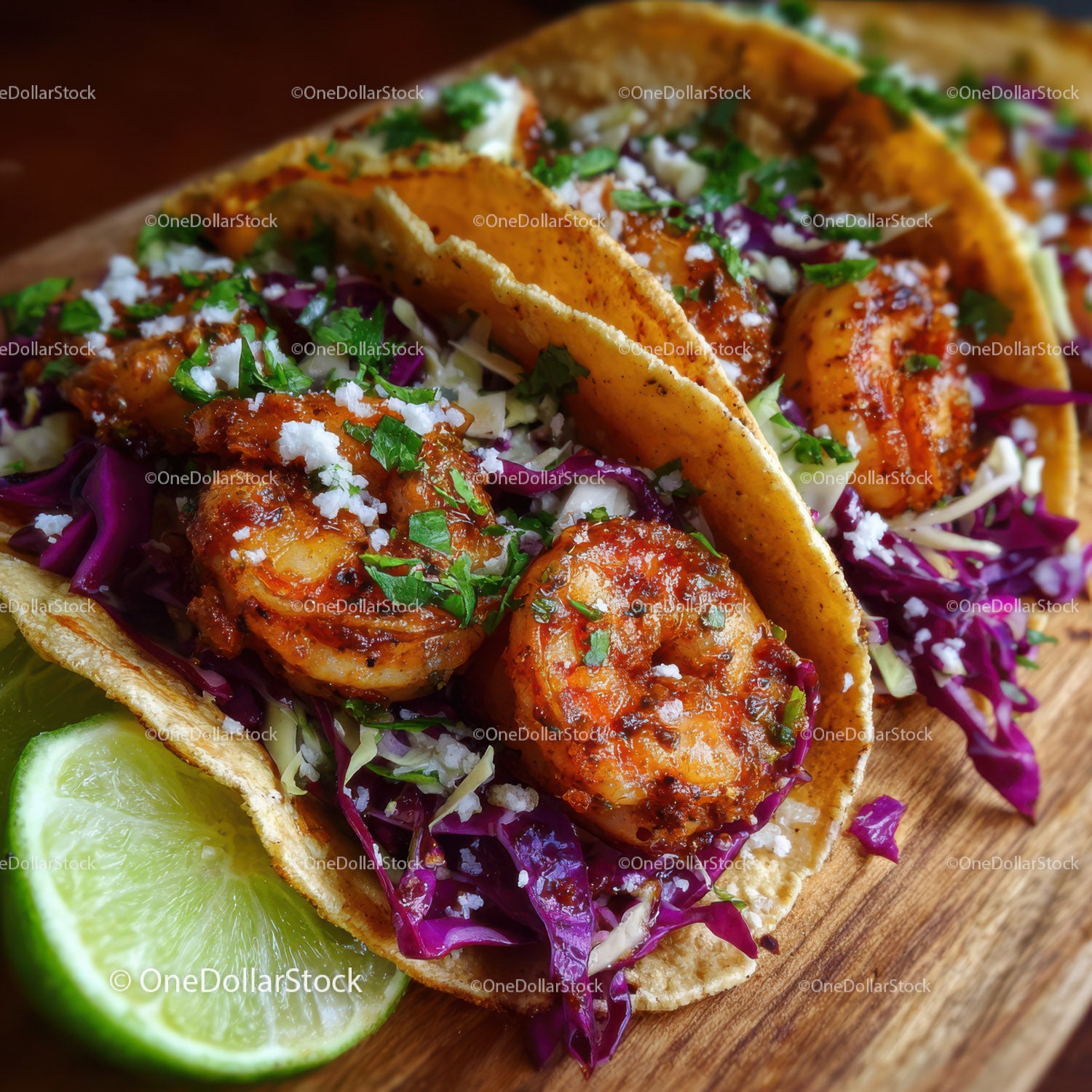 Pikantne tacos z krewetkami, czerwoną kapustą i ćwiartką limonki