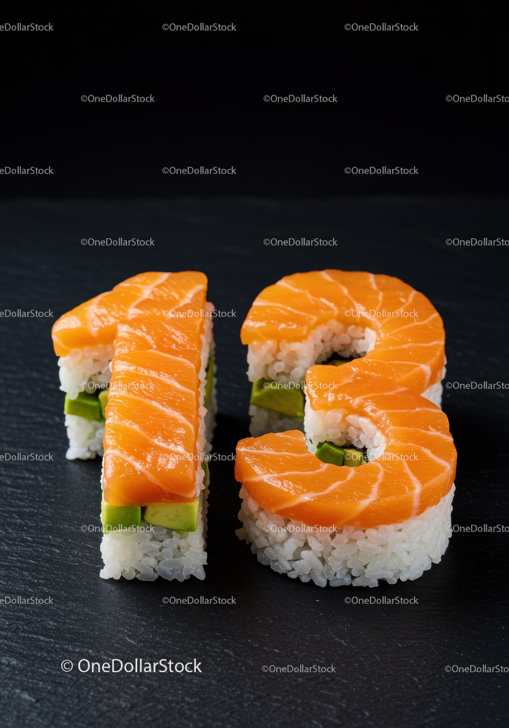 Sushi w rolkach w kształcie cyfr z plasterkami świeżego łososia