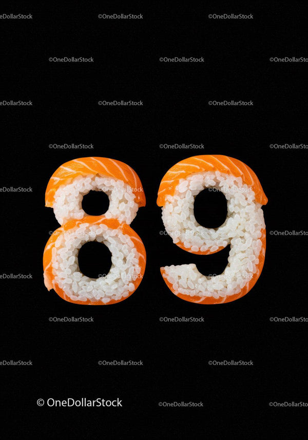 Kreatywne sushi w kształcie liczby osiemdziesiąt dziewięć na czarnym tle