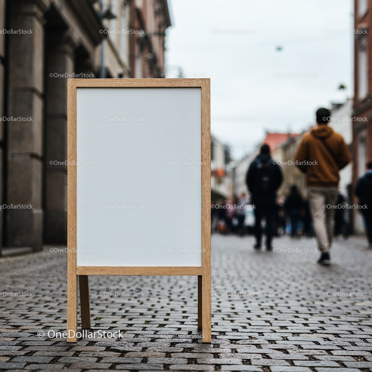 Pusta drewniana tablica z menu na ulicy miejskiej z pieszymi