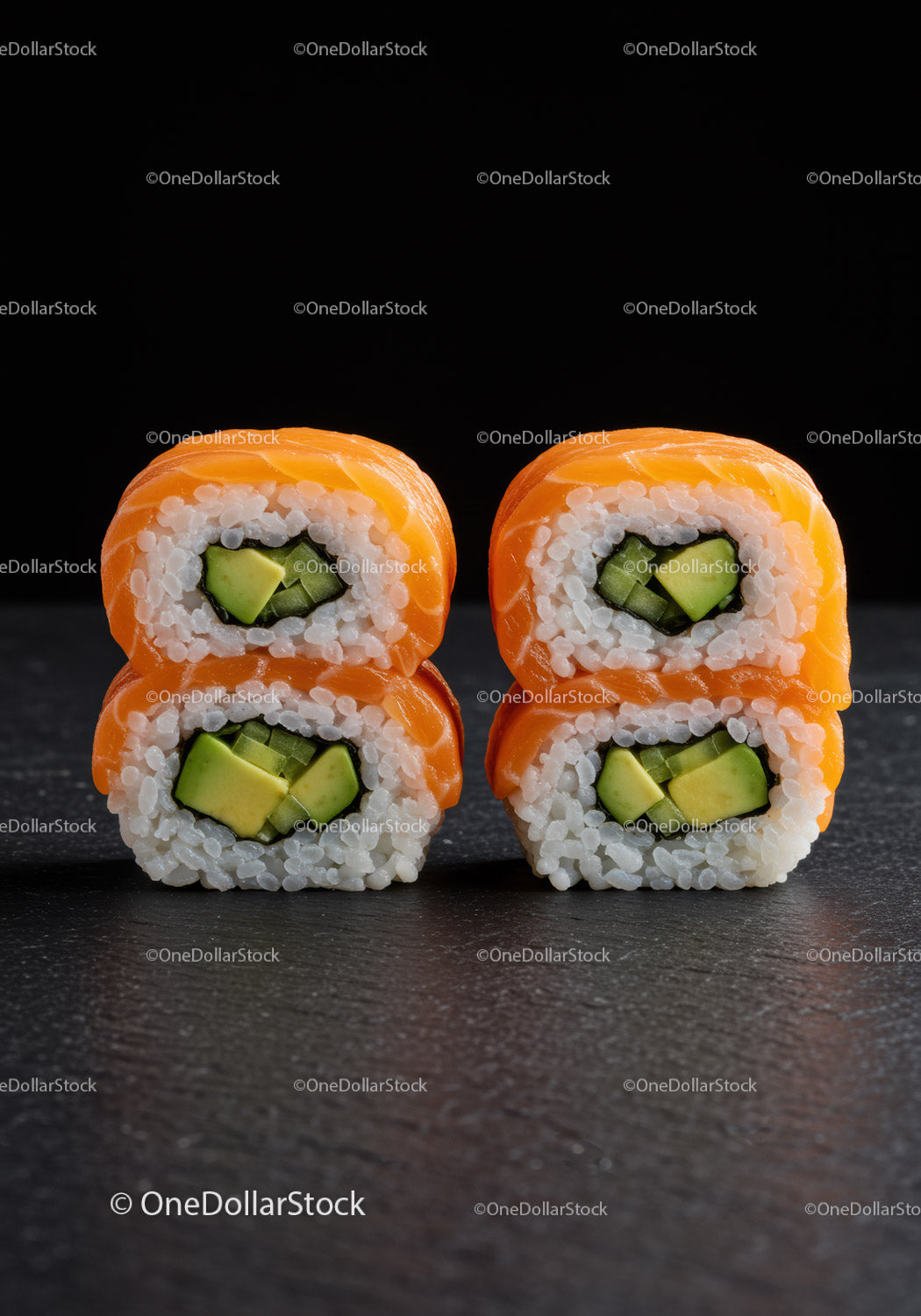Świeże rolki sushi z awokado i łososiem ułożone w równych stosach