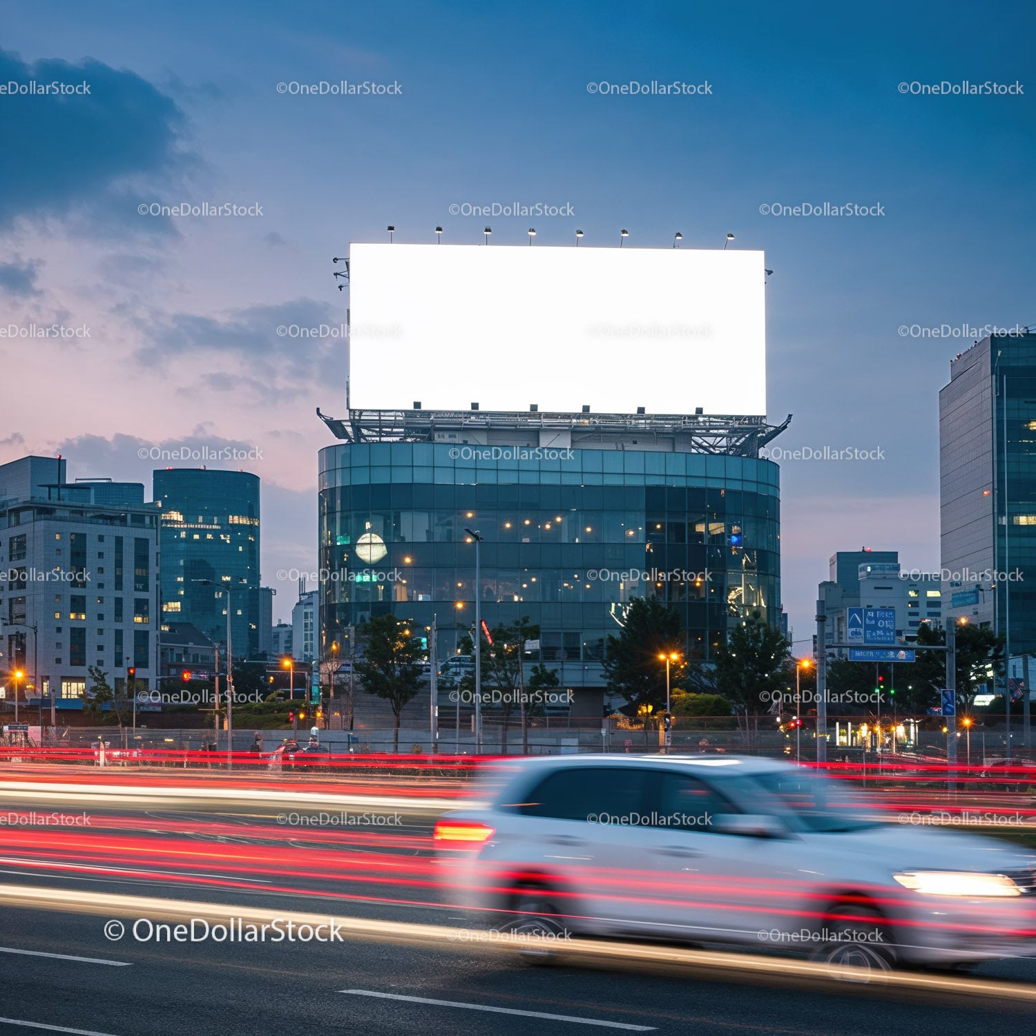 Ruch miejski mijając nowoczesny budynek z pustym billboardem