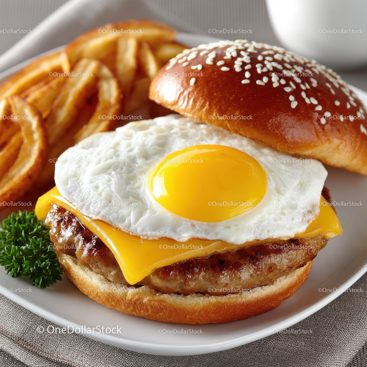 Soczysty cheeseburger z jajkiem sadzonym i chrupiącymi frytkami