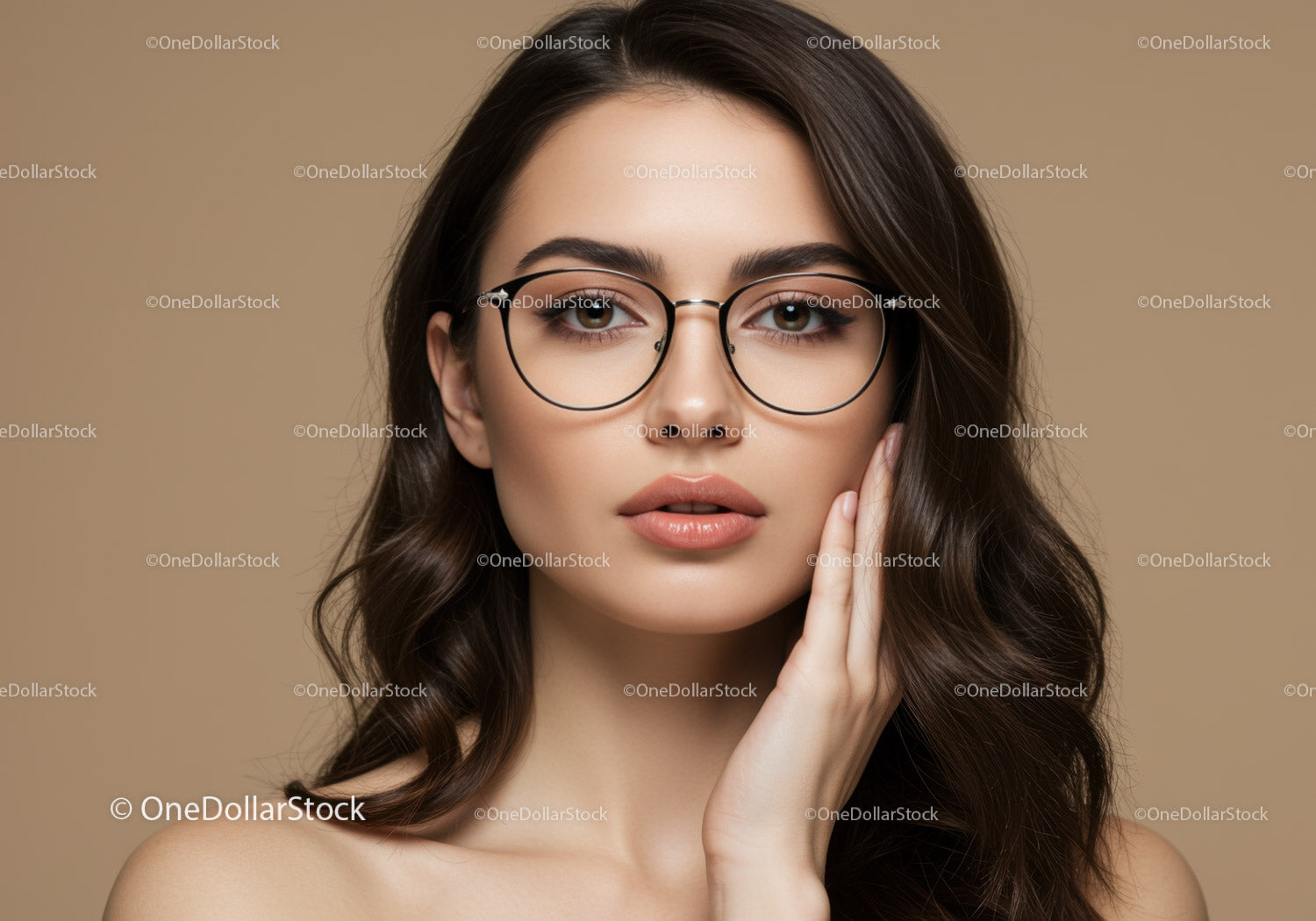 Portret stylowej kobiety w okularach i z długimi brązowymi włosami