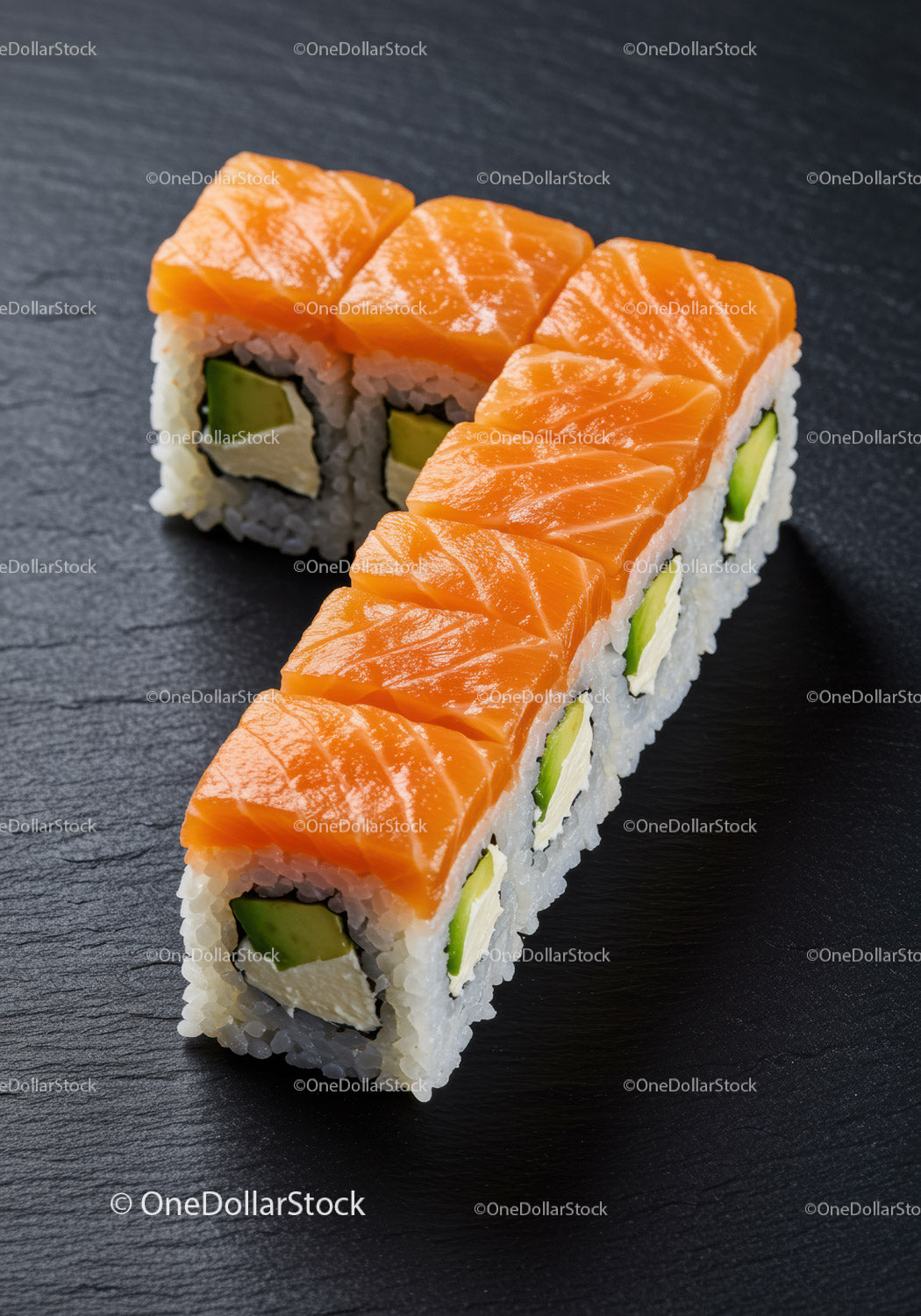 Świeże rolki sushi z łososiem, awokado i serkiem śmietankowym