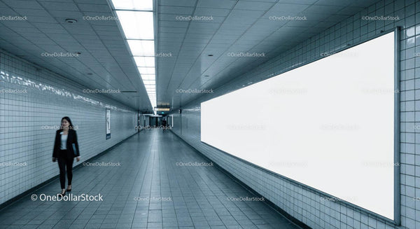 Nowoczesny tunel metra z kafelkowanymi ścianami i idącą kobietą