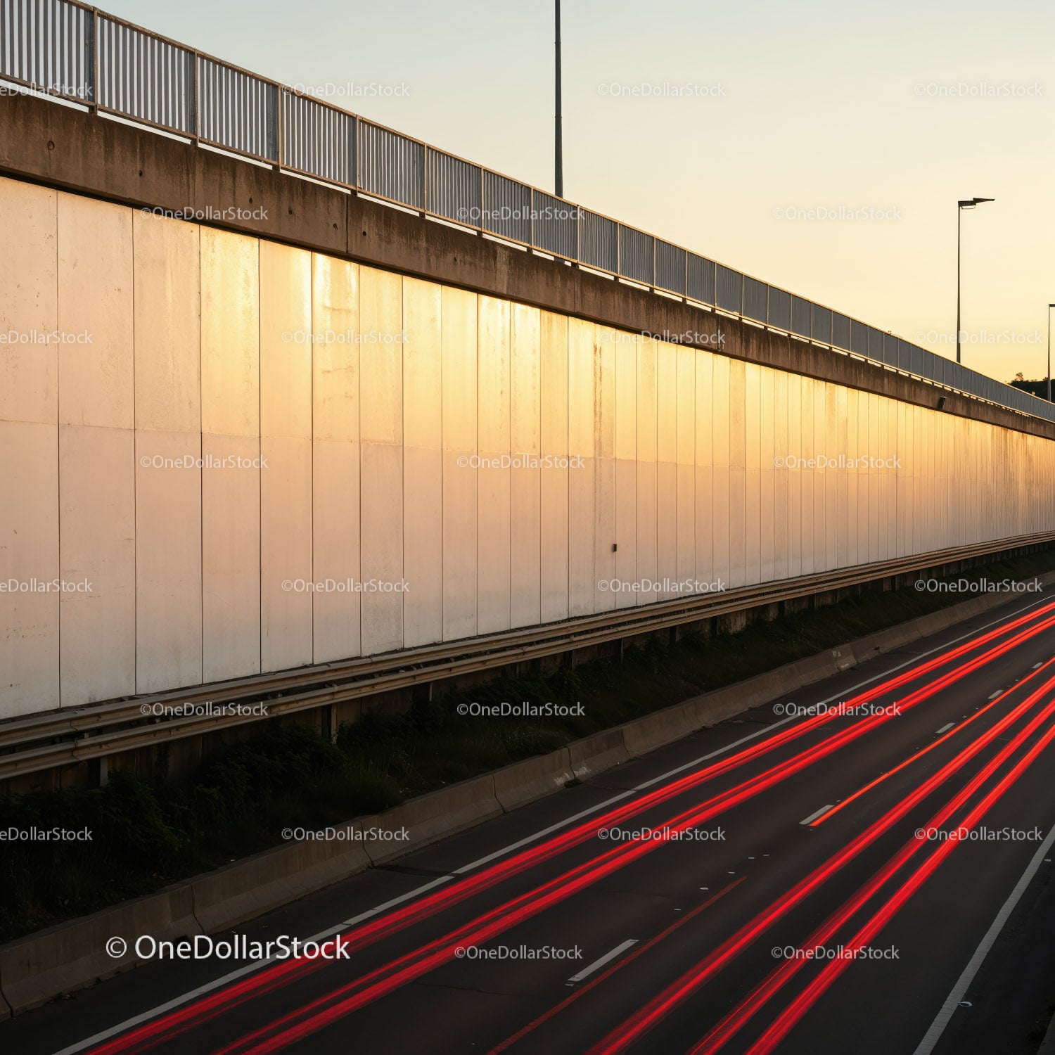 Autostrada miejska ze szlakami świetlnymi i nowoczesną infrastrukturą