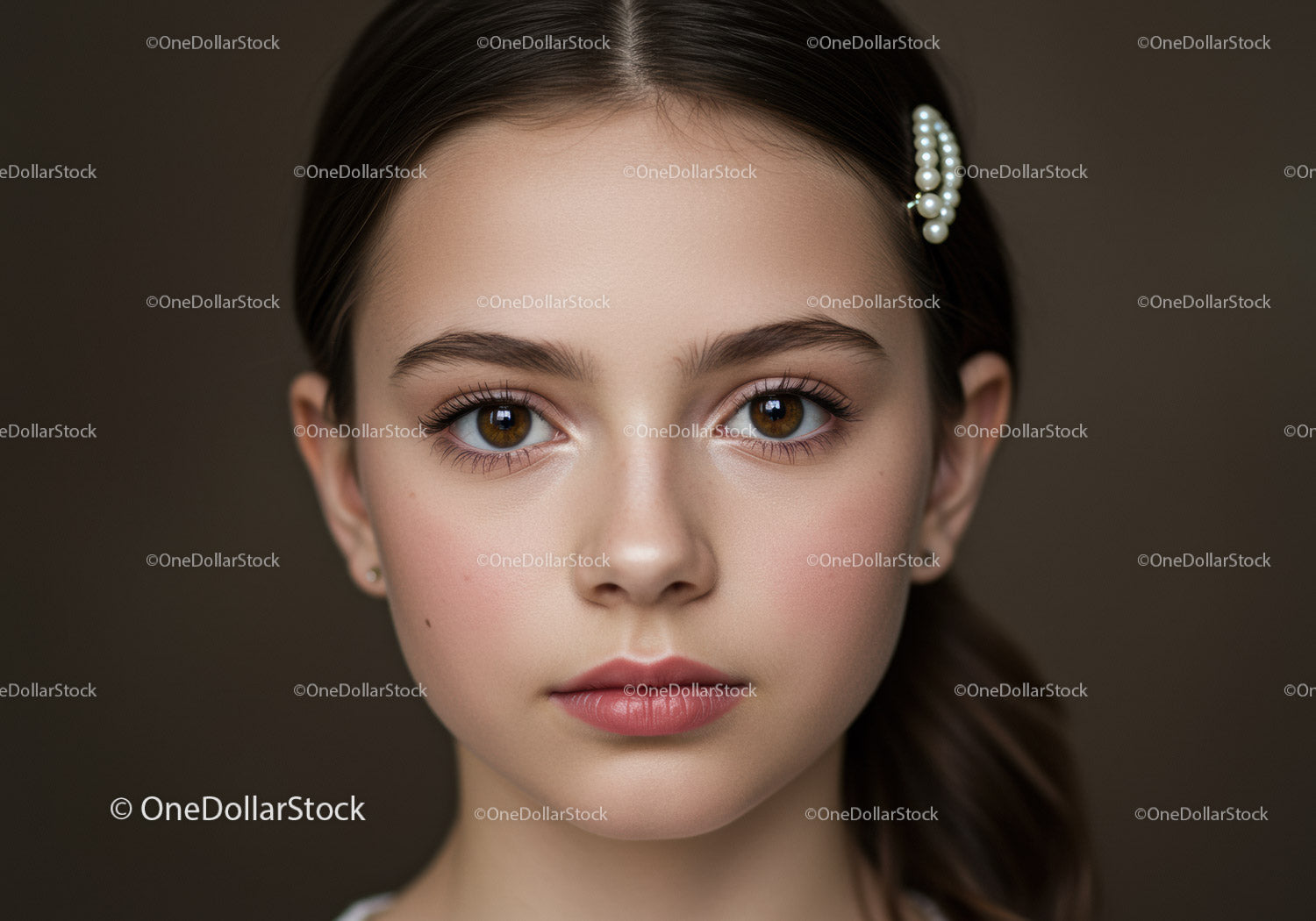Elegancki portret młodej dziewczyny z brązowymi oczami i perłową spinką do włosów