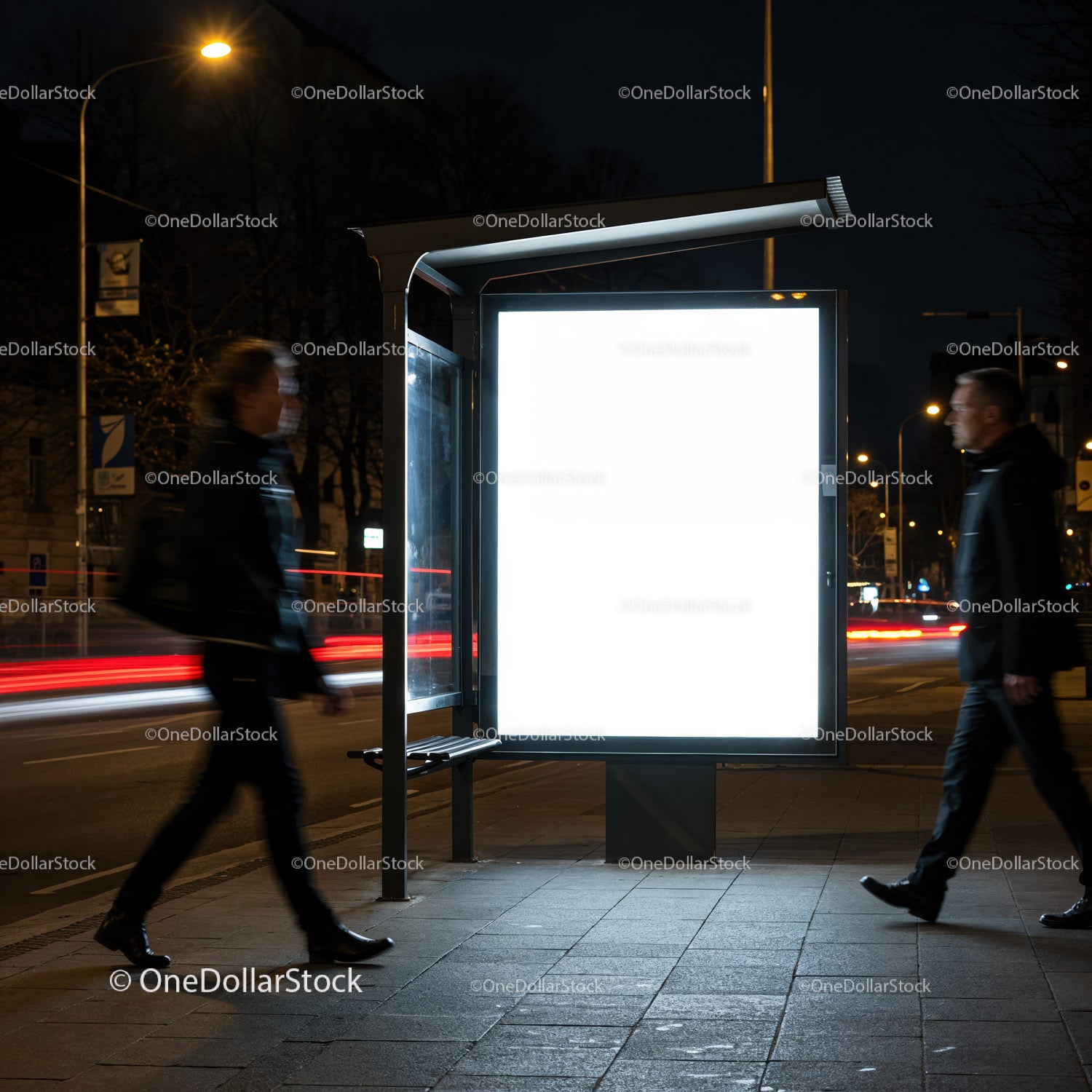 Ludzie przechodzący obok oświetlonych reklam na przystankach autobusowych nocą