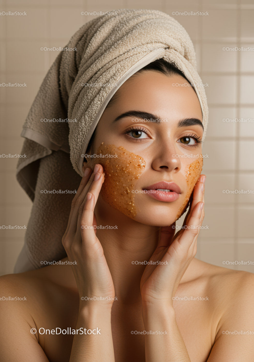 Młoda kobieta stosująca peeling do twarzy dla promiennej skóry w salonie spa