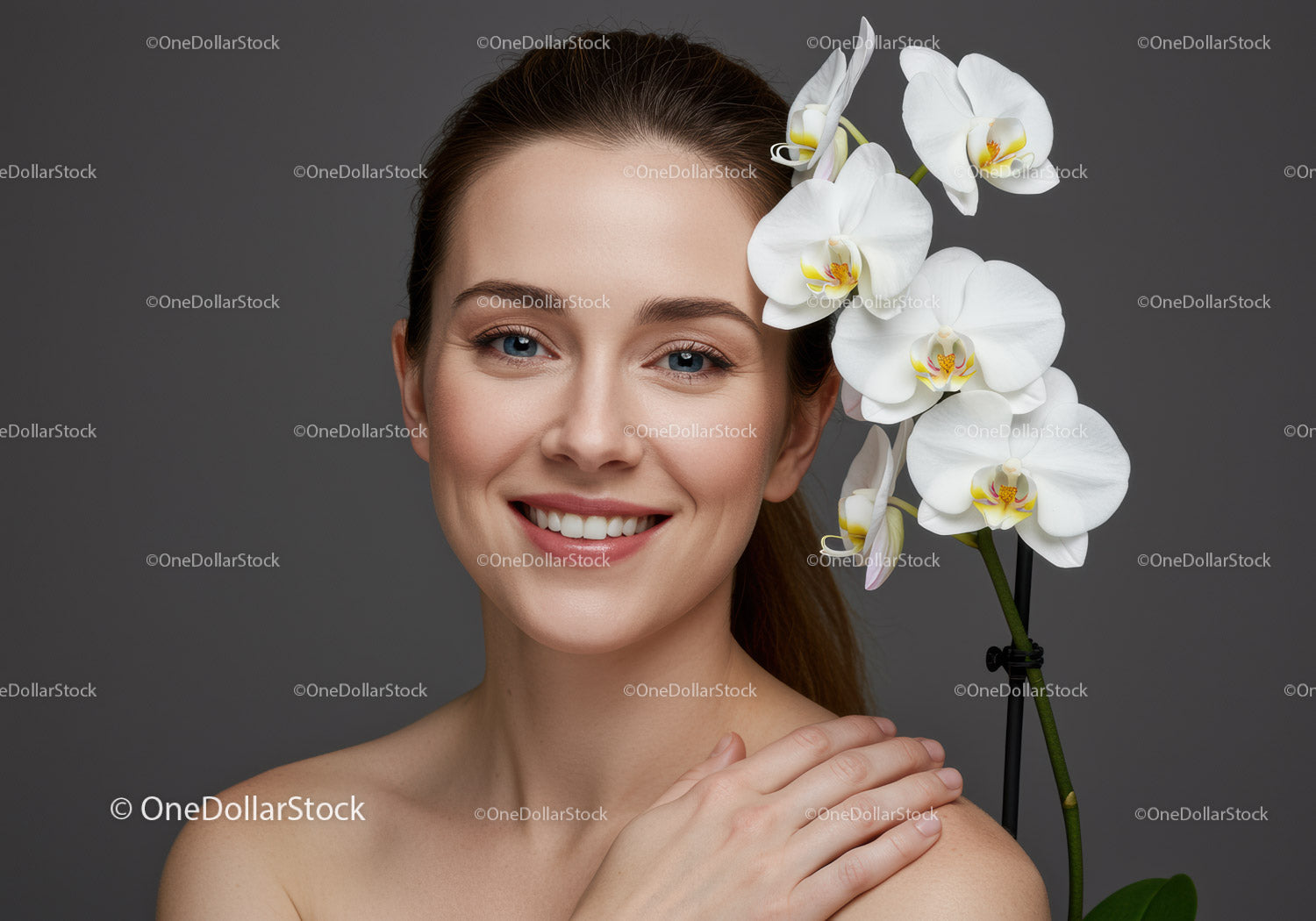 Młoda kobieta z białymi kwiatami orchidei i promiennym uśmiechem