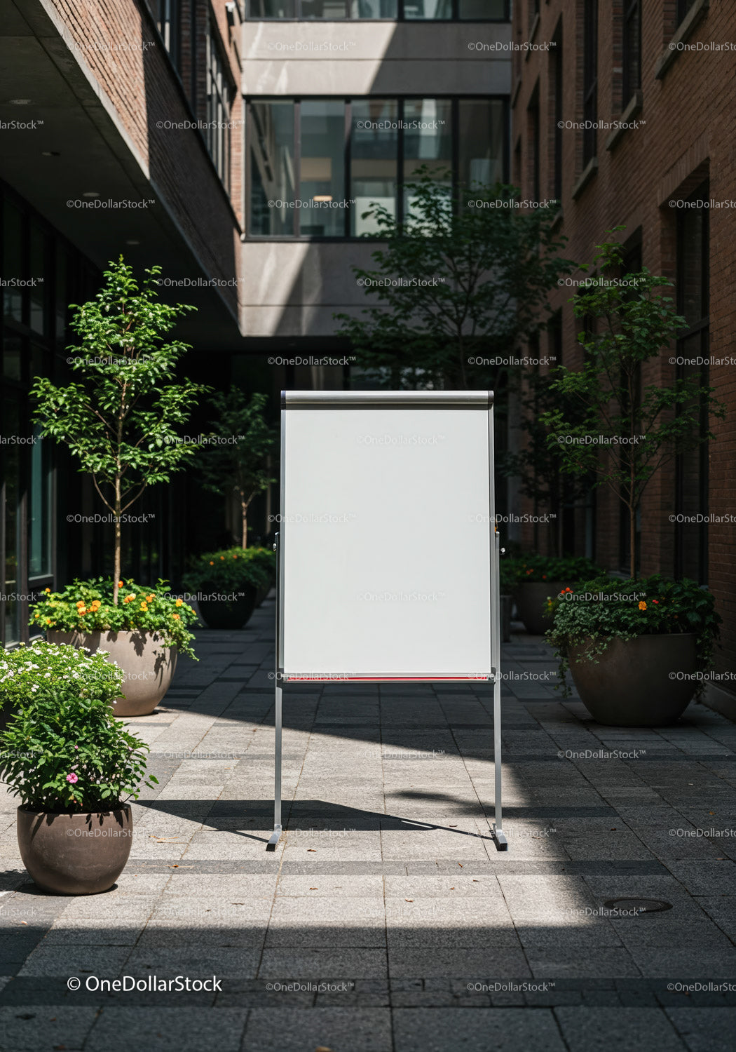 Pusta tablica flipchart w nowoczesnym miejskim otoczeniu dziedzińca