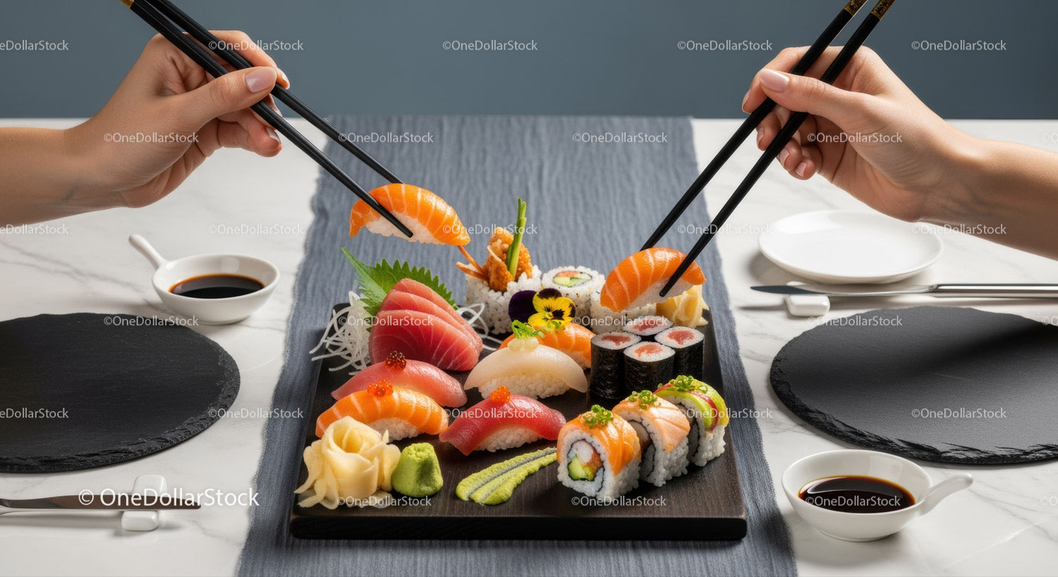 Talerz sushi z różnymi daniami ze świeżych owoców morza i tradycyjnymi daniami japońskimi