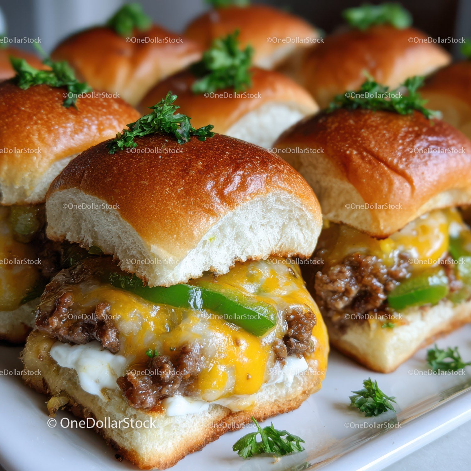 Mini kanapki z cheeseburgerem, cheddarem i papryką