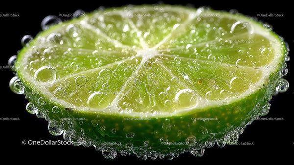 Świeży plaster limonki z bąbelkami na czarnym tle