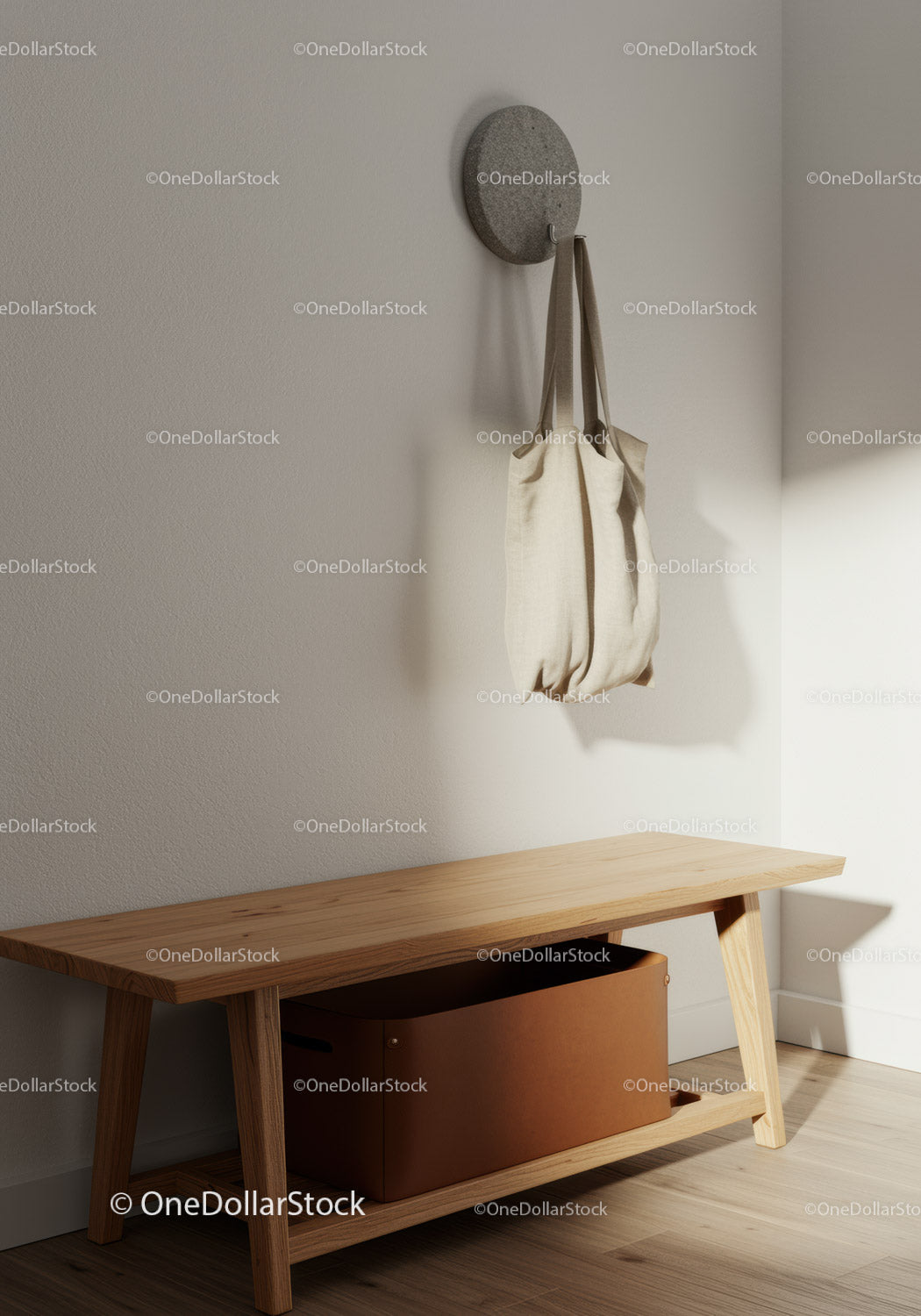 Drewniana ławka z torbą na okrągłym wieszaku ściennym w minimalistycznym przedpokoju